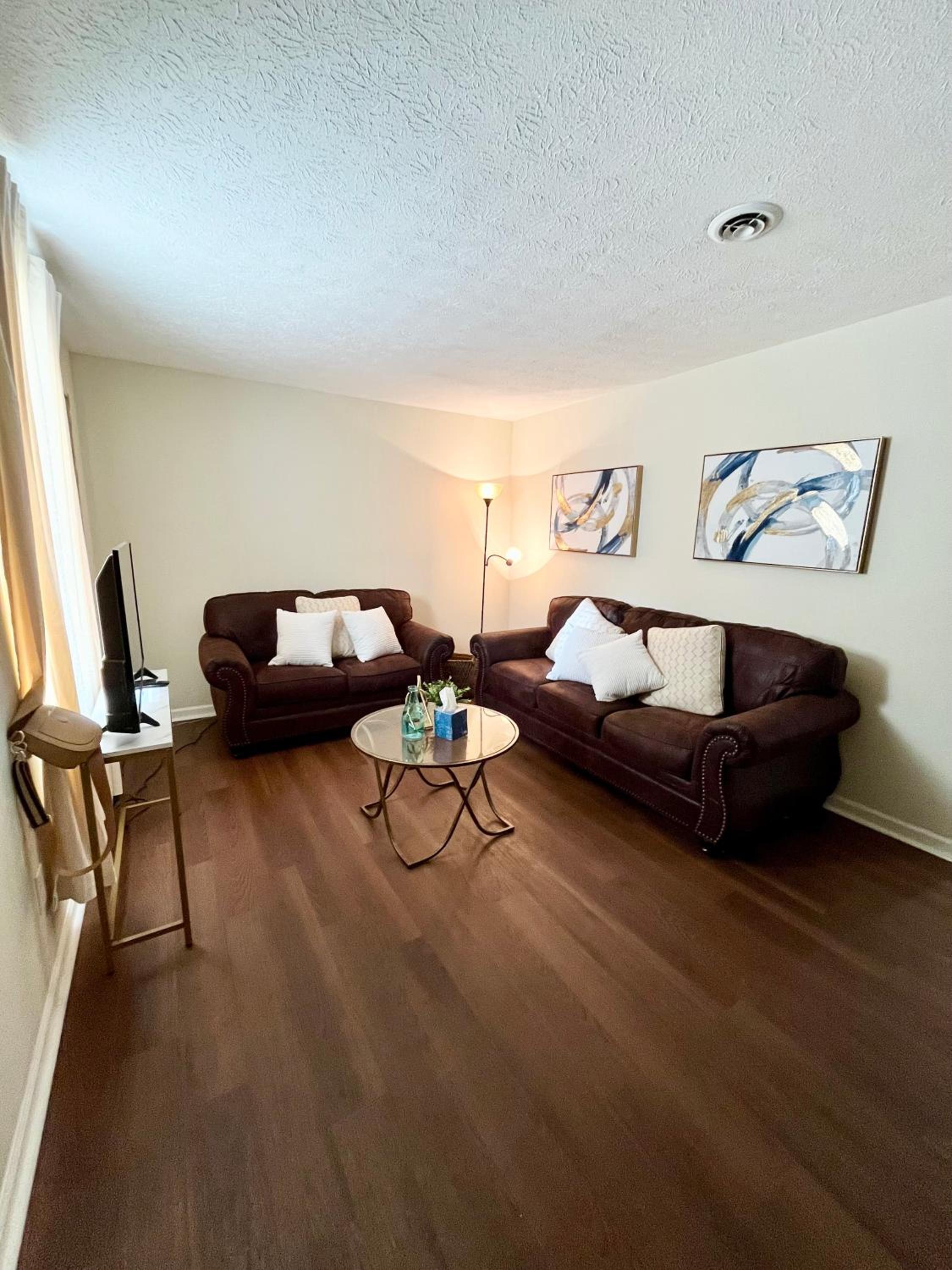 Three-Bedroom Apartment photo 2