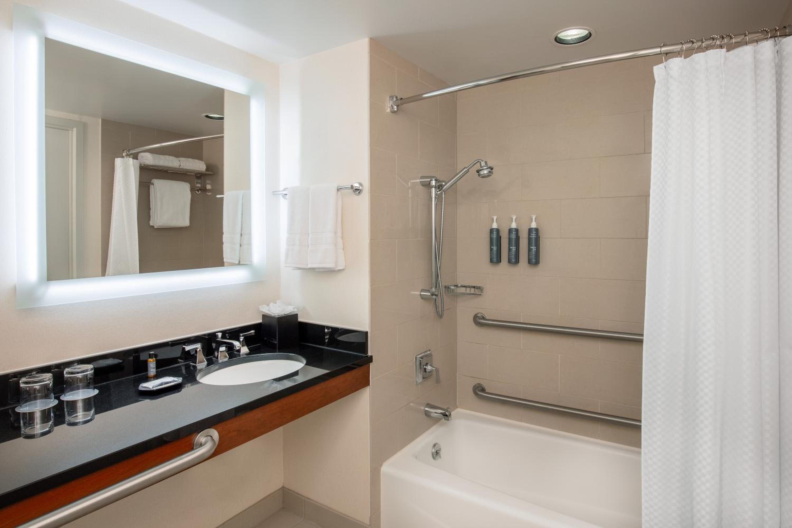 Traditional King Room with Adapted Tub - Mobility and Hearing Accessible