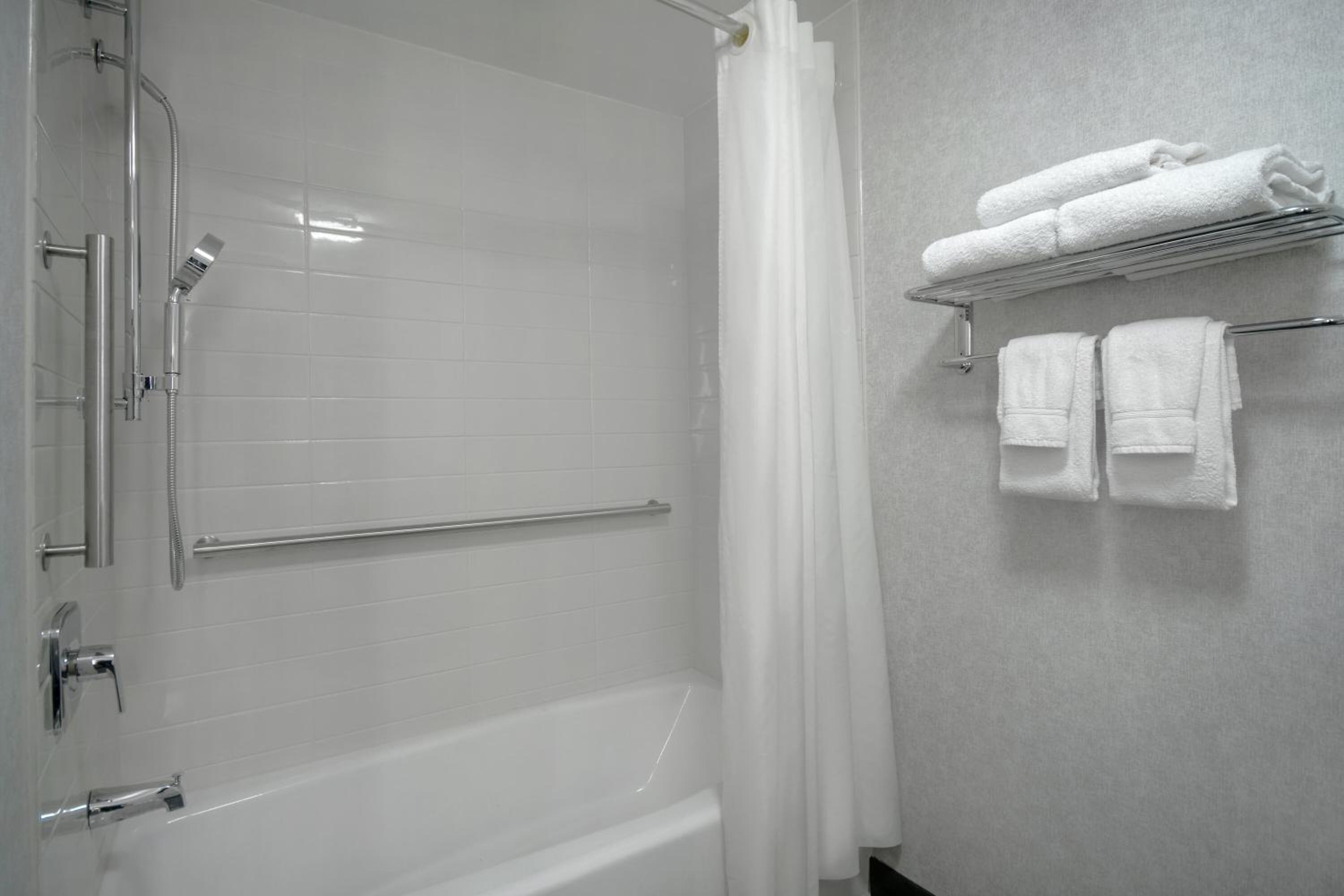 Queen Room with Bath Tub - Mobility Access/Non-Smoking - Photo 5