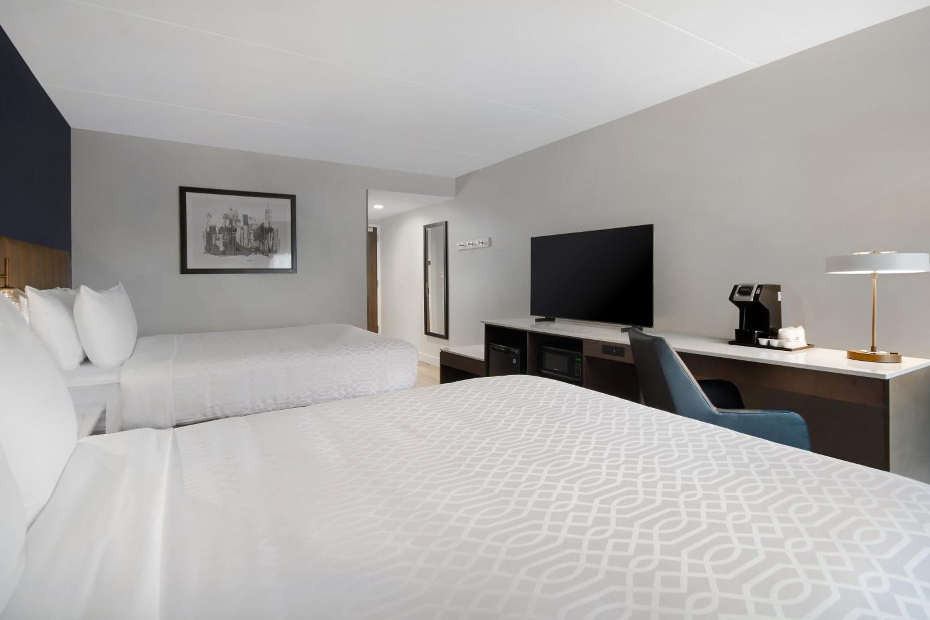 Double Room with Two Double Beds and Work Desk - Photo 5