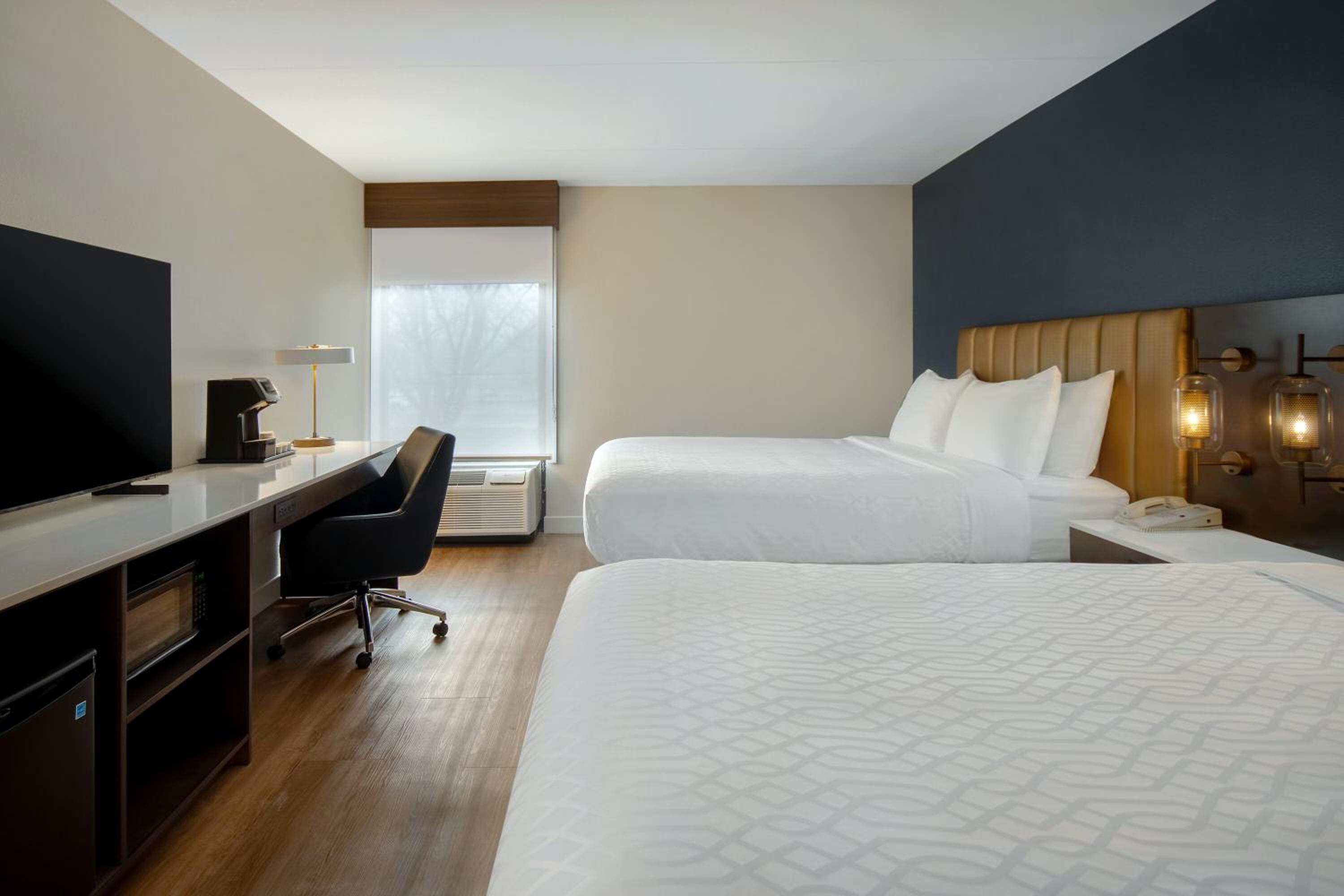 Double Room with Two Double Beds and Work Desk - Photo 6