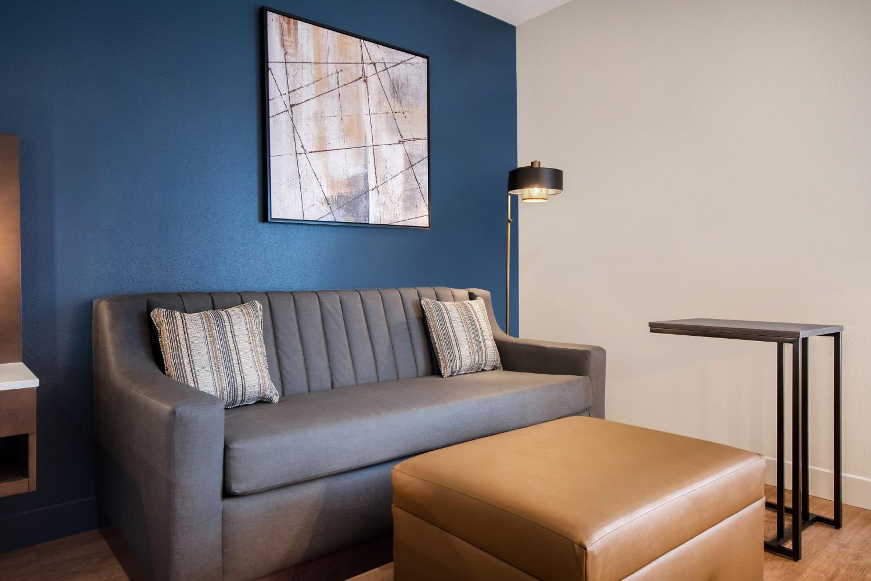 King Room with Sofa Bed - Photo 2