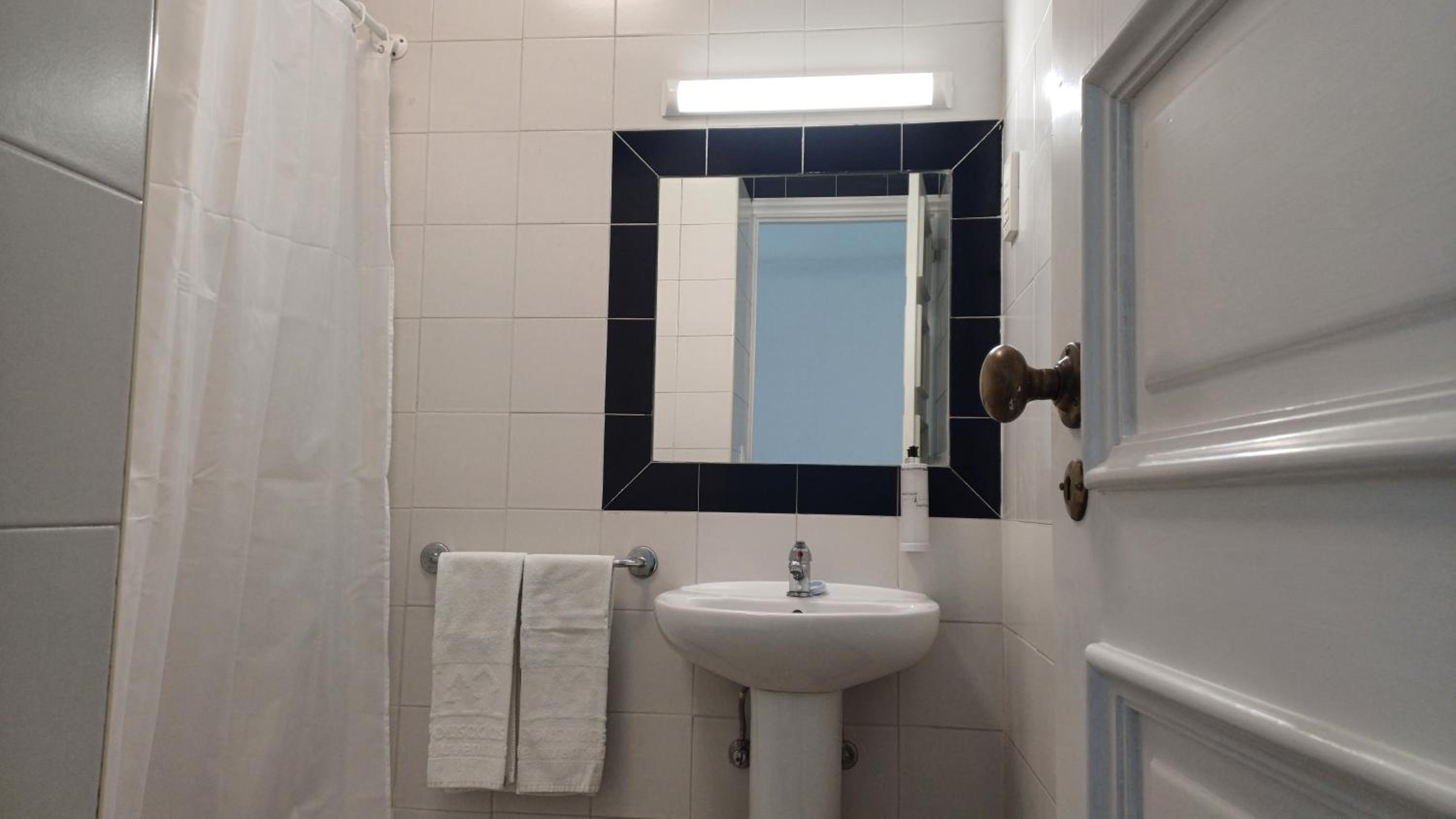 Twin Room with Private Bathroom photo 2