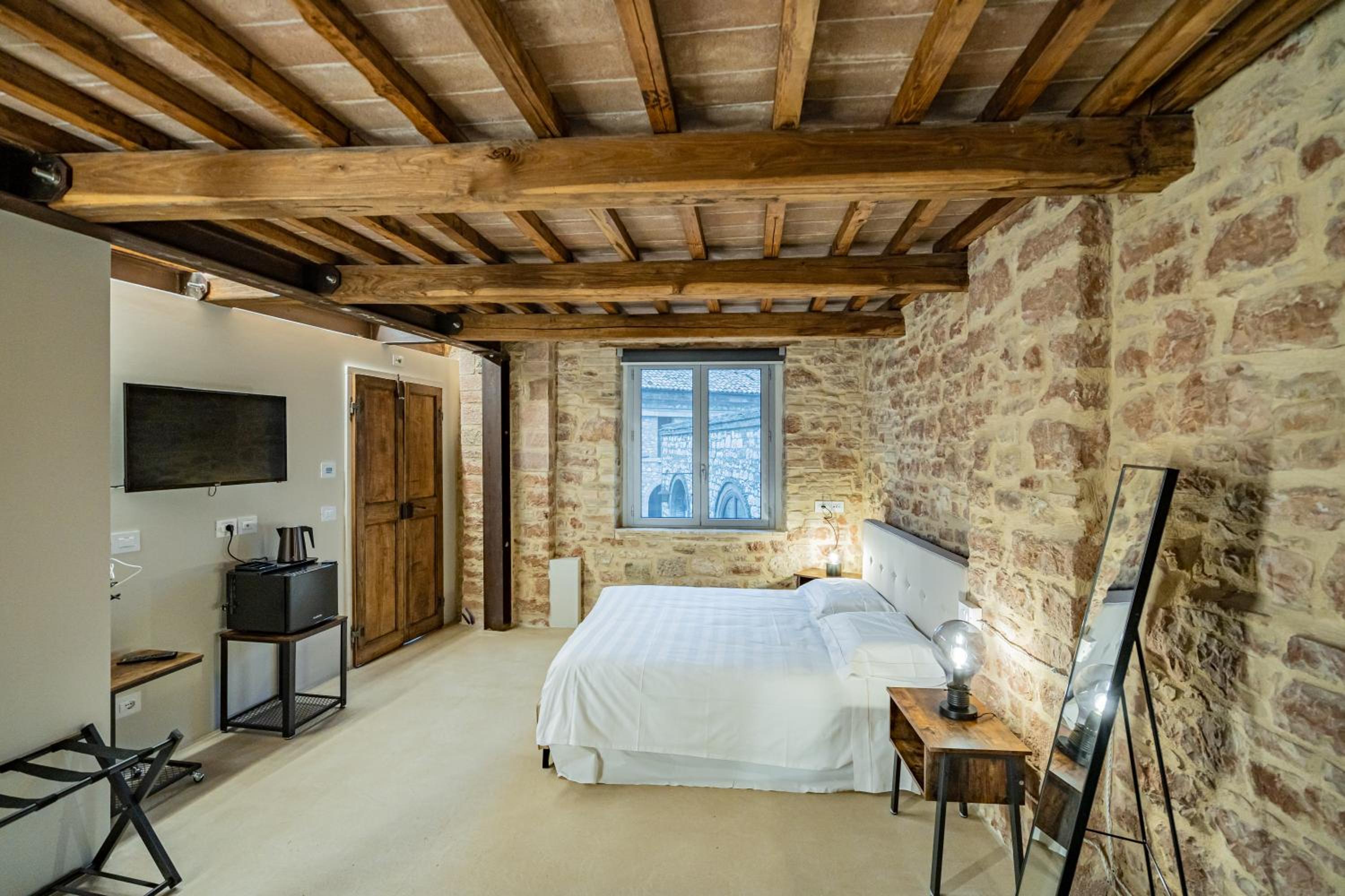 Deluxe King Room - Photo 6