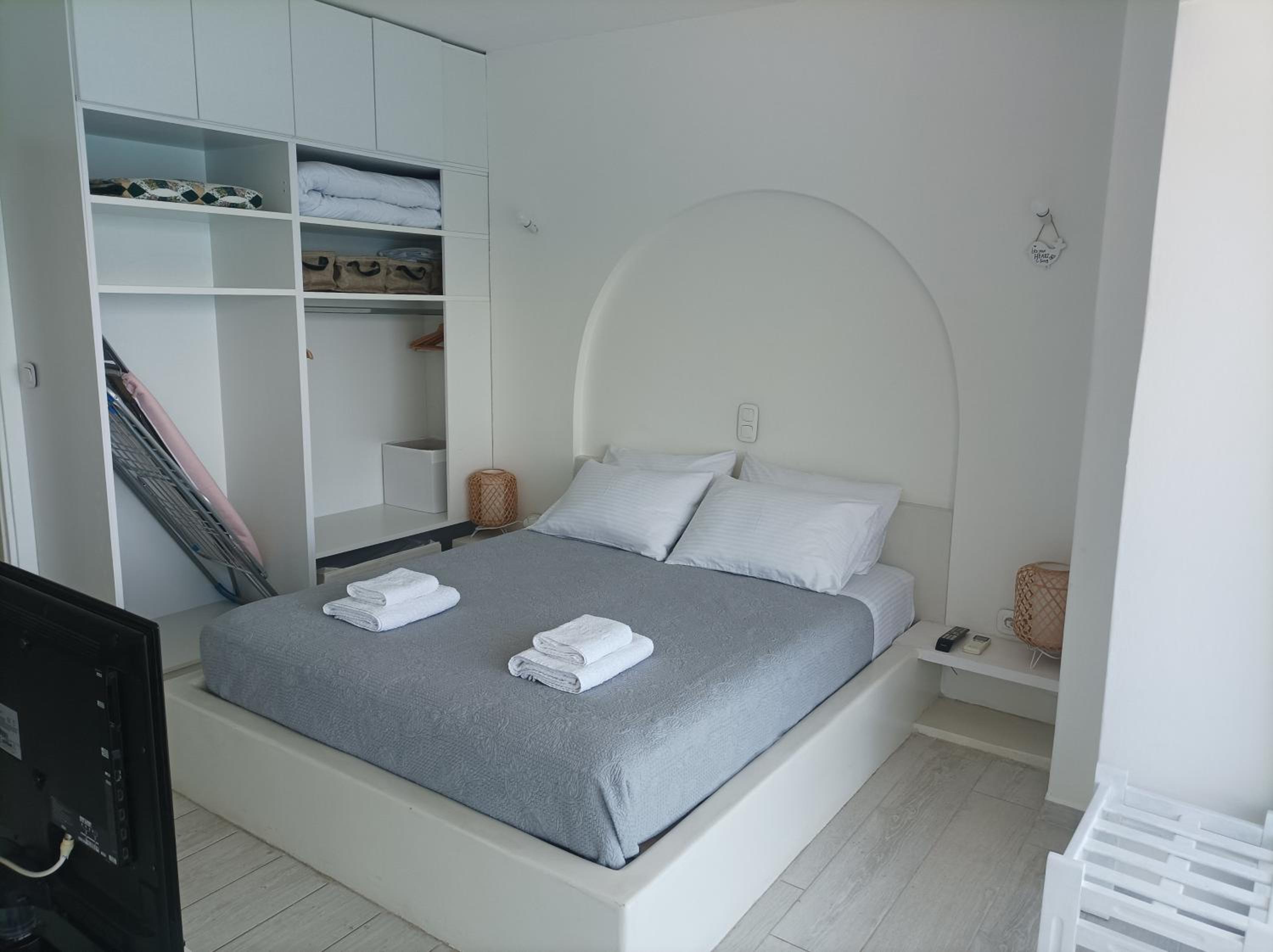 One-Bedroom Apartment photo 1