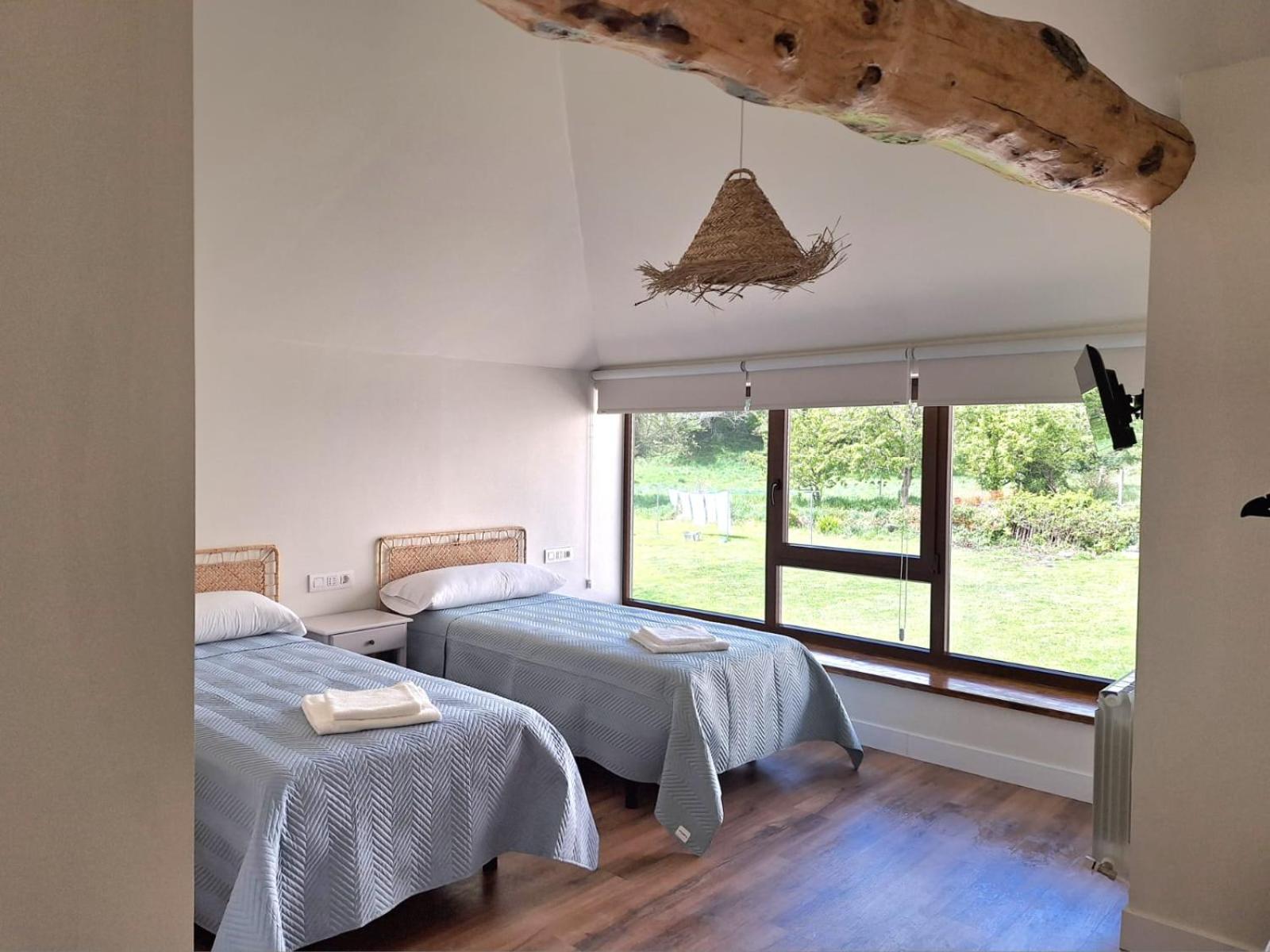 Twin Room with Private Bathroom - Photo 6