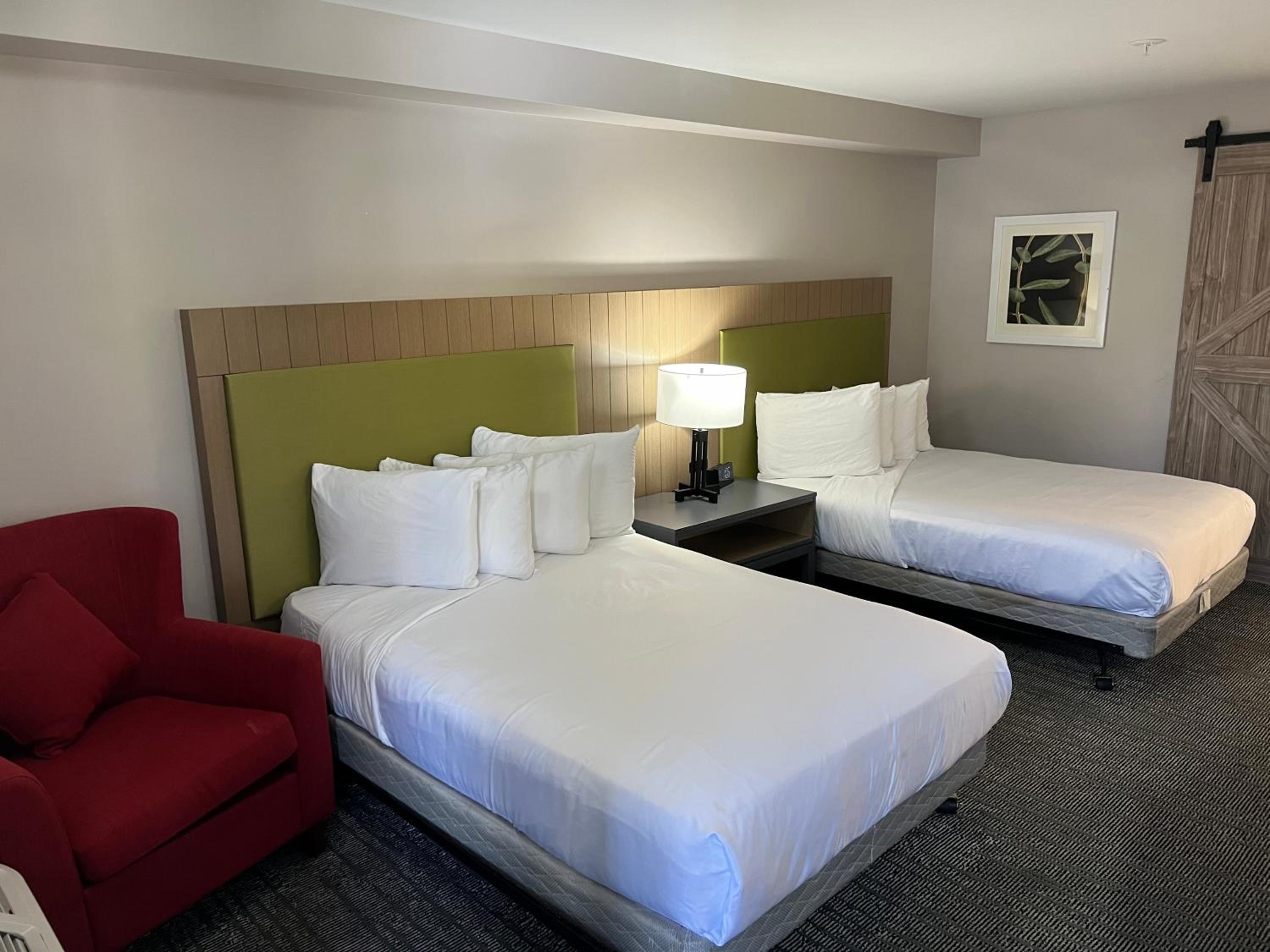 Queen Room with Two Queen Beds - Non Smoking - Photo 3