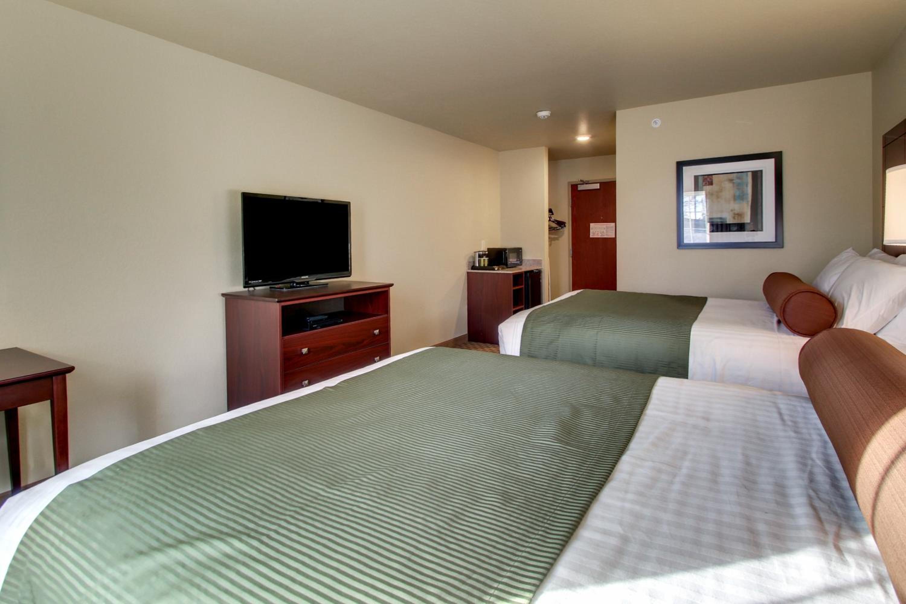 Queen Room With Two Queen Beds photo 1