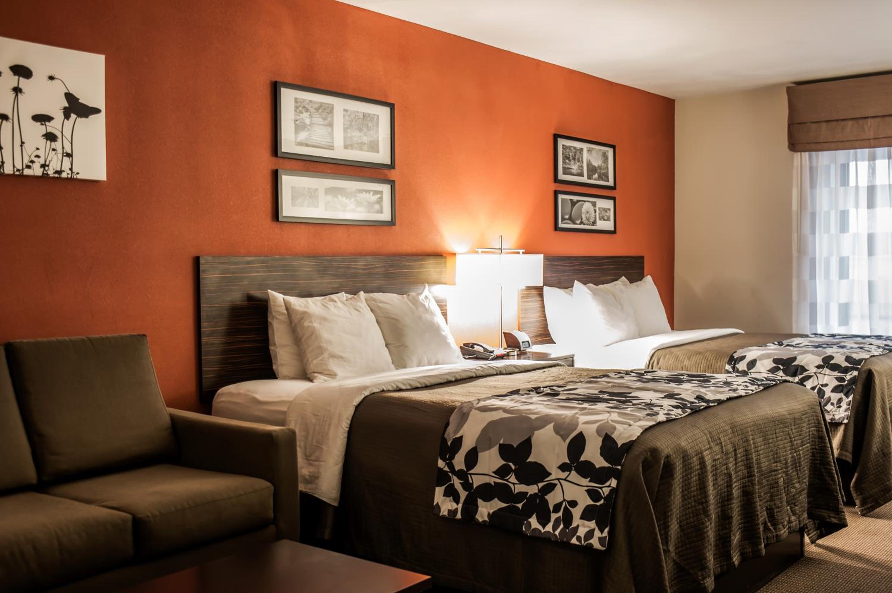 Queen Room with Two Queen Beds - Non-Smoking - Photo 5