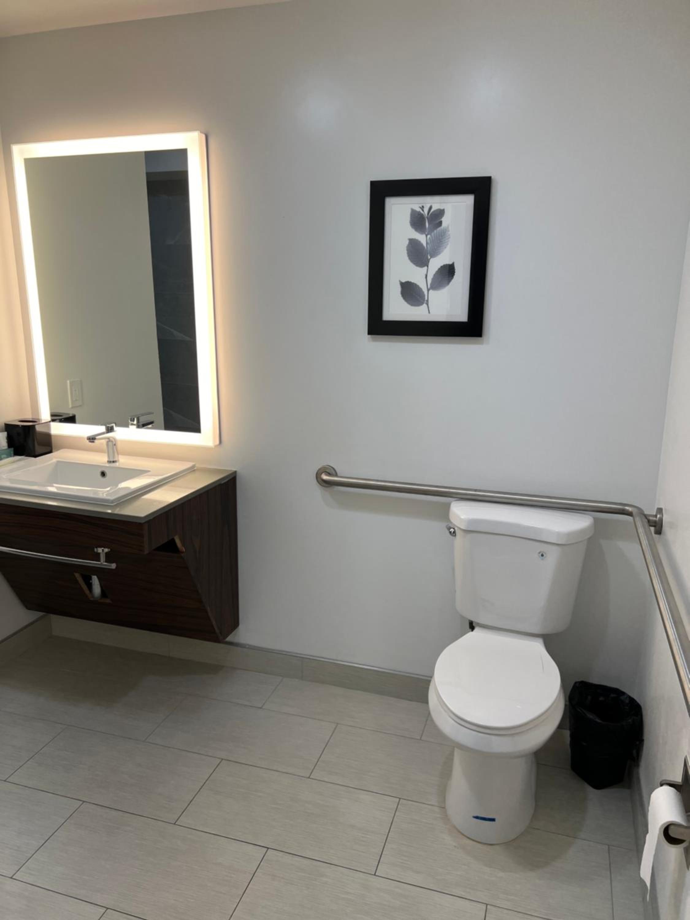 Double Room with Two Double Beds - Accessible/Non Smoking - Photo 4