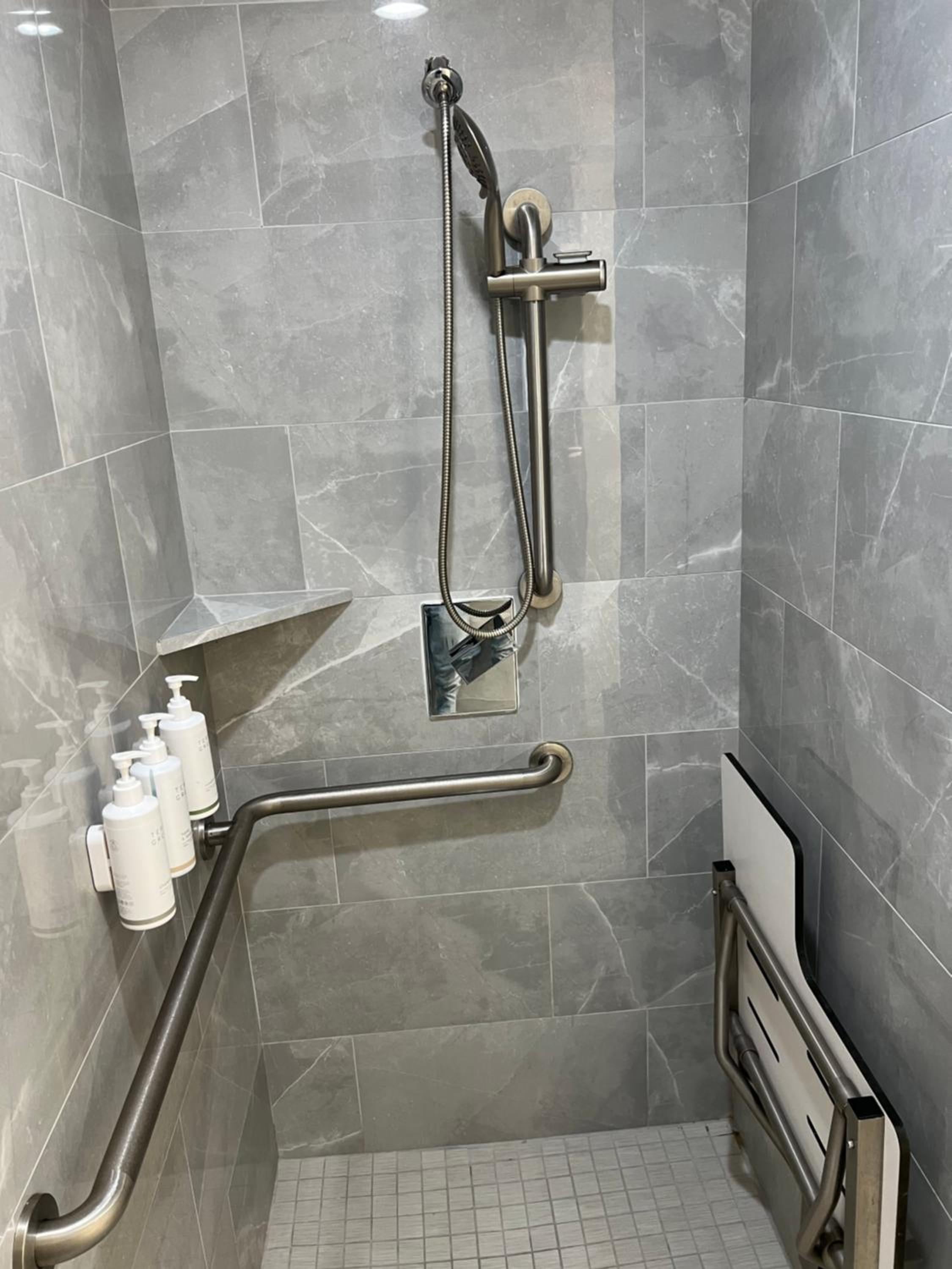 Double Room with Two Double Beds - Accessible/Non Smoking - Photo 2