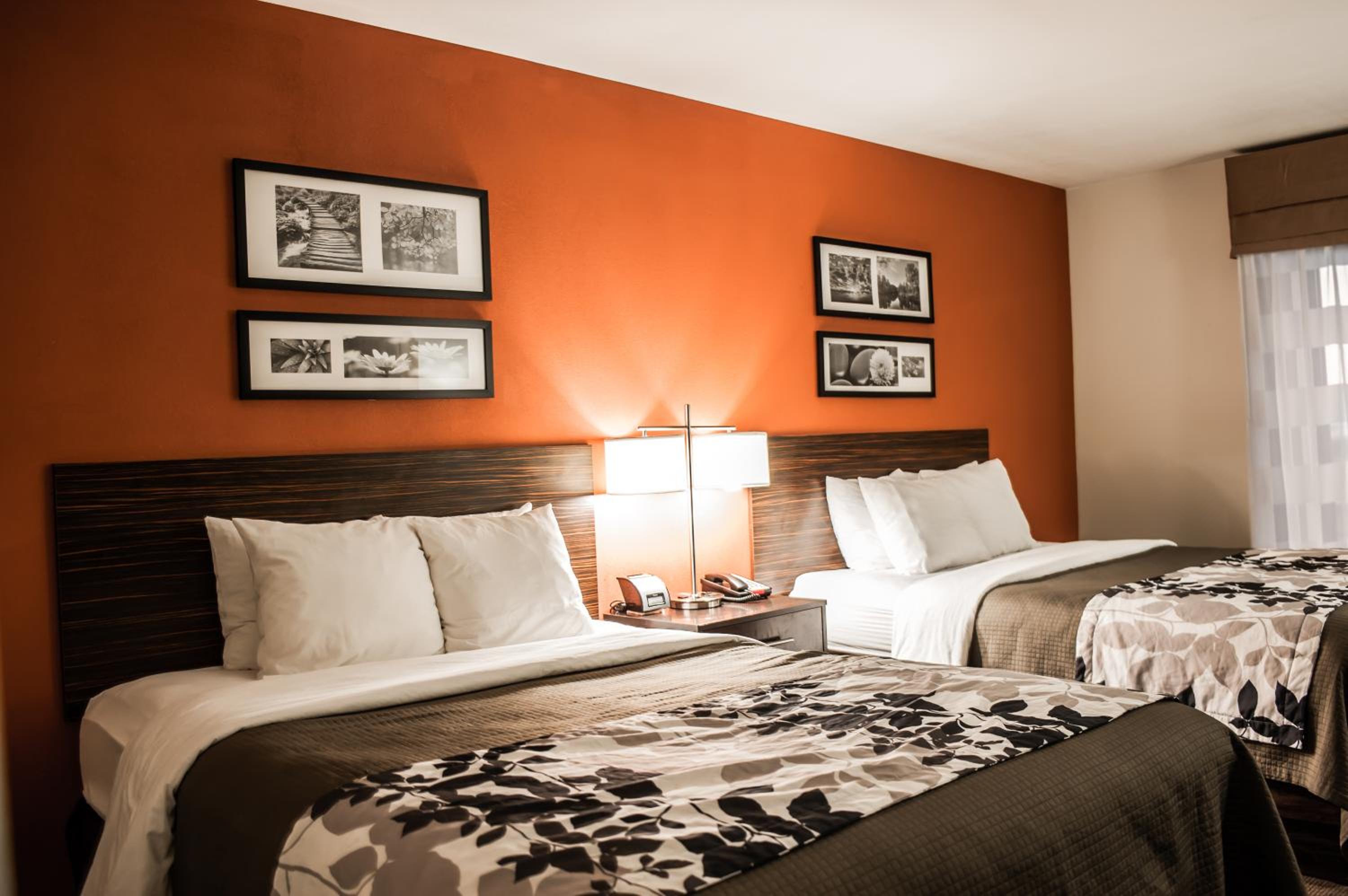 Queen Room with Two Queen Beds - Non-Smoking - Photo 2
