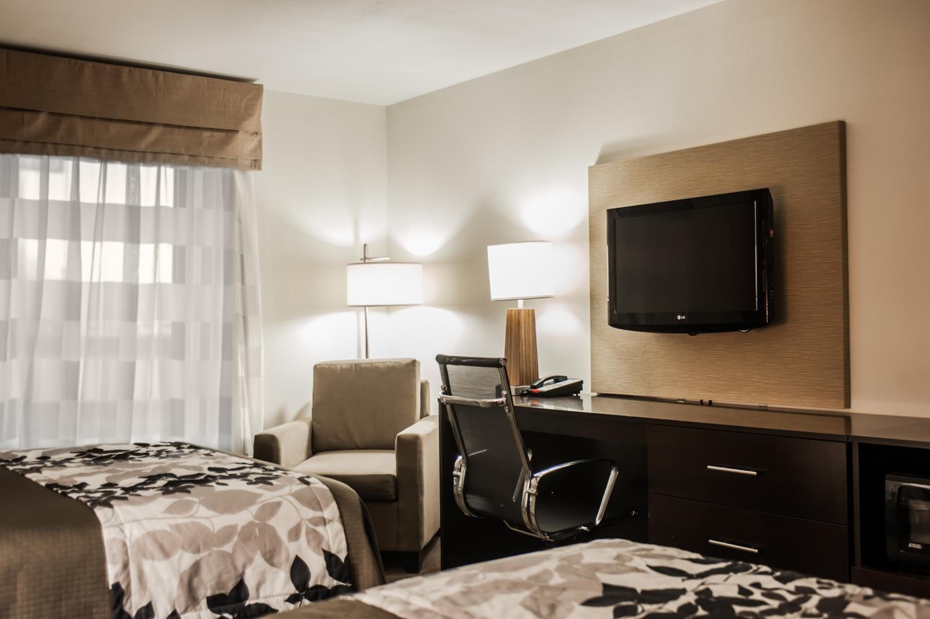 Queen Room with Two Queen Beds - Non-Smoking - Photo 3
