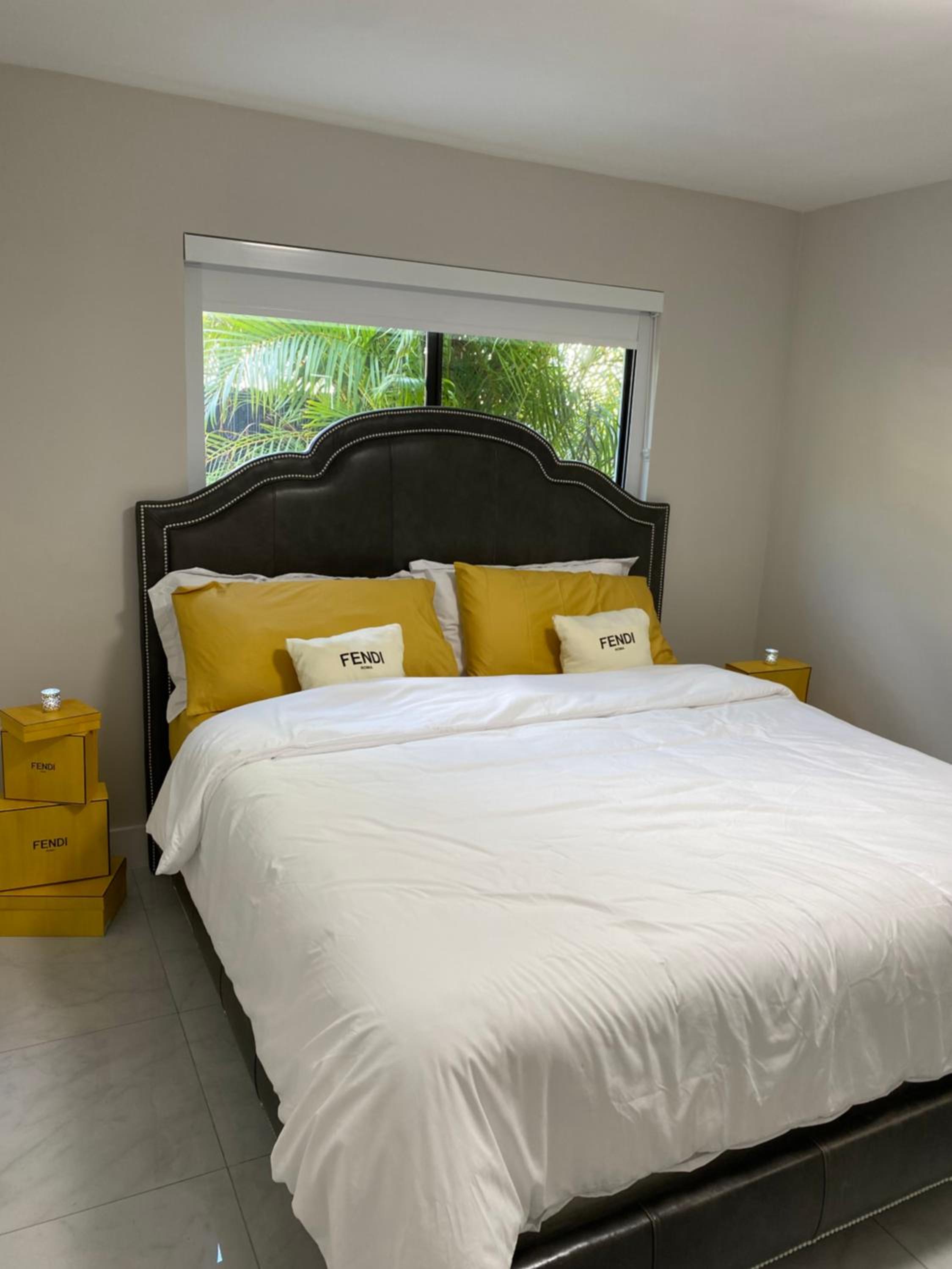Five-Bedroom House photo 1