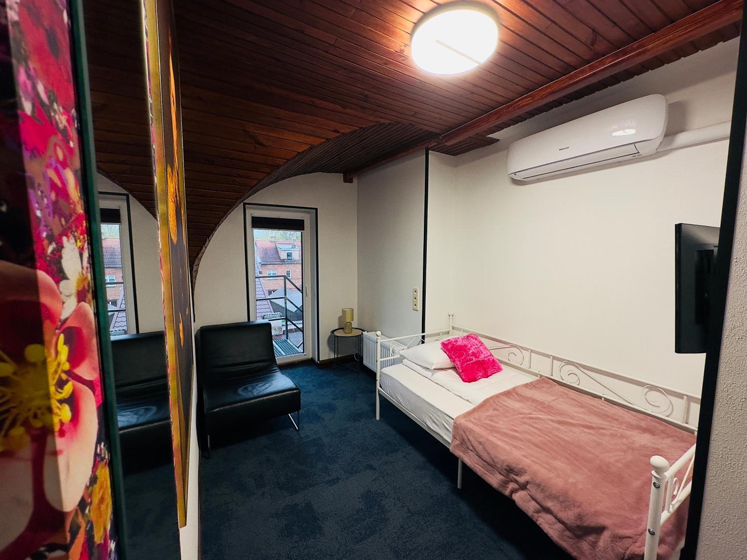 Single Room - Frankenstein photo 2