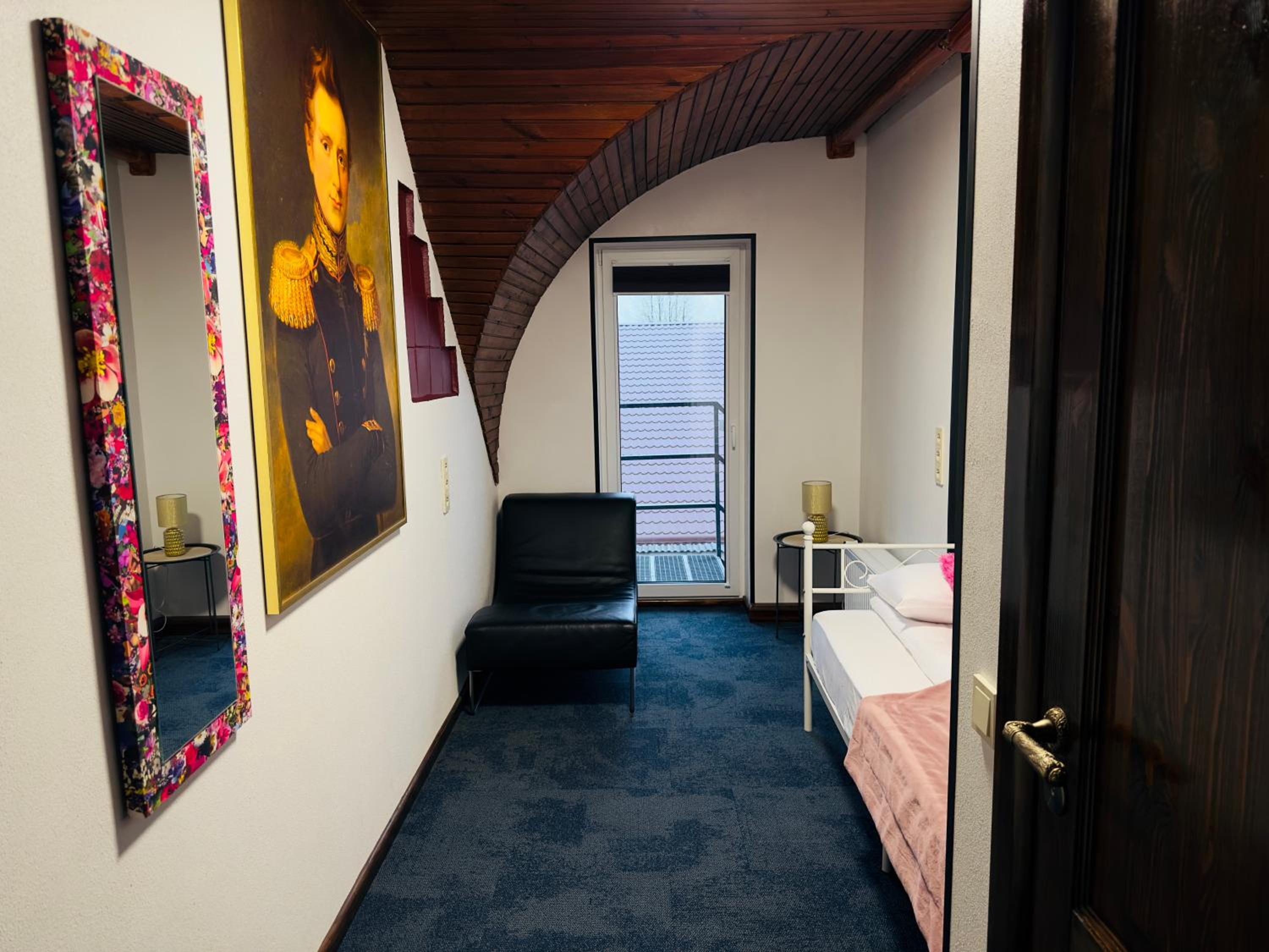 Single Room - Frankenstein photo 3