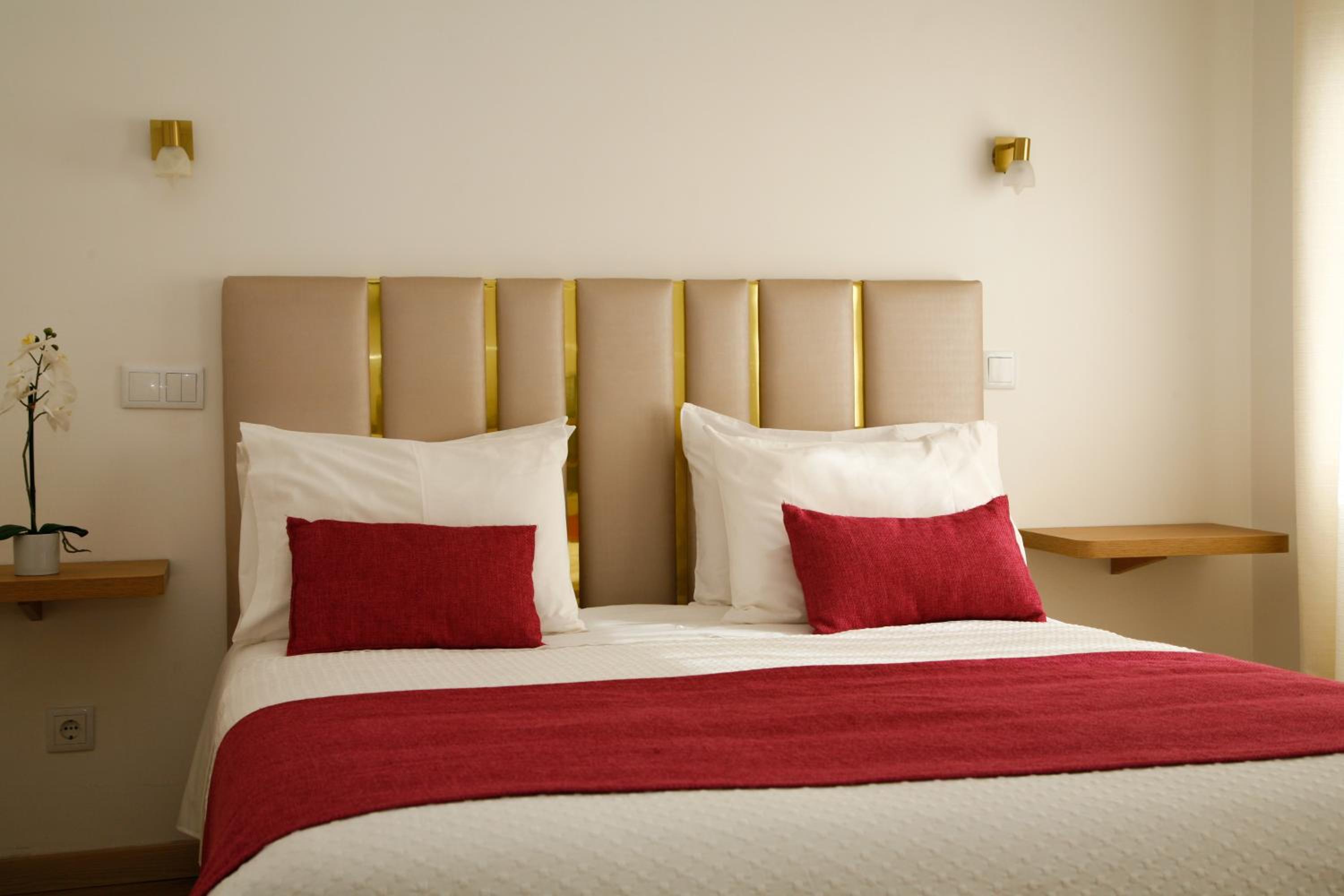Double Room with Balcony - Photo 3