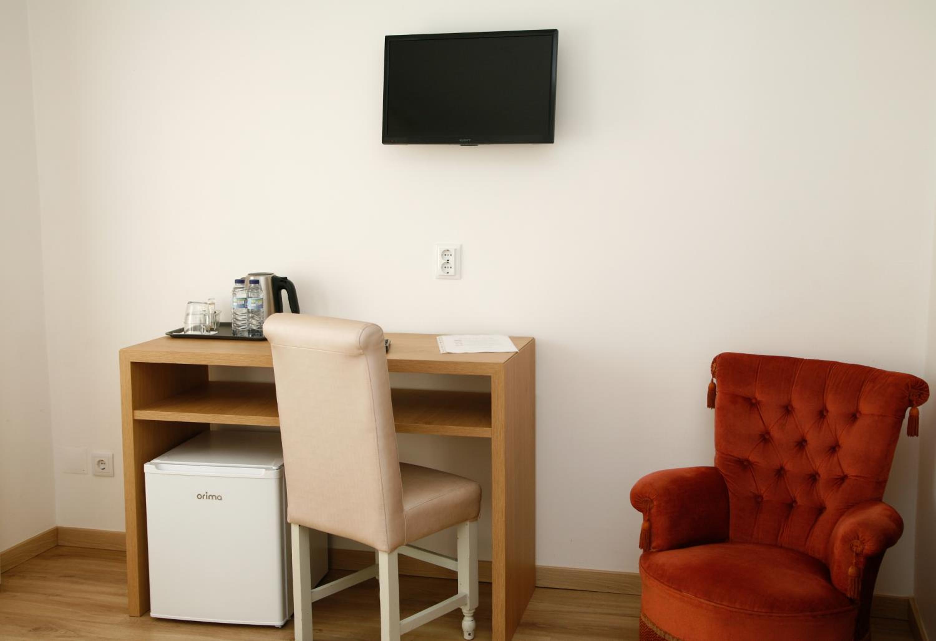 Double Room with Balcony - Photo 9