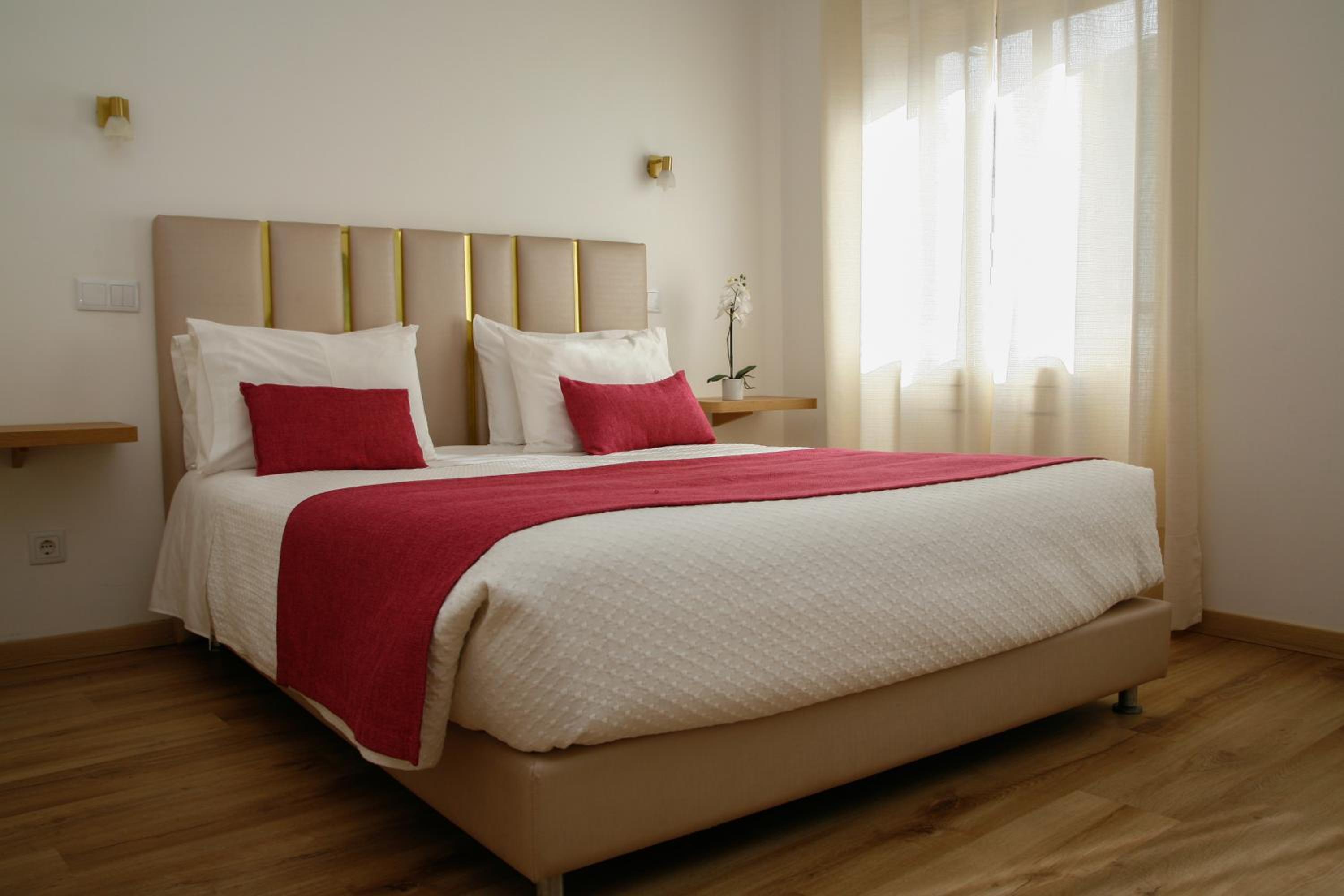 Double Room with Balcony - Photo 2
