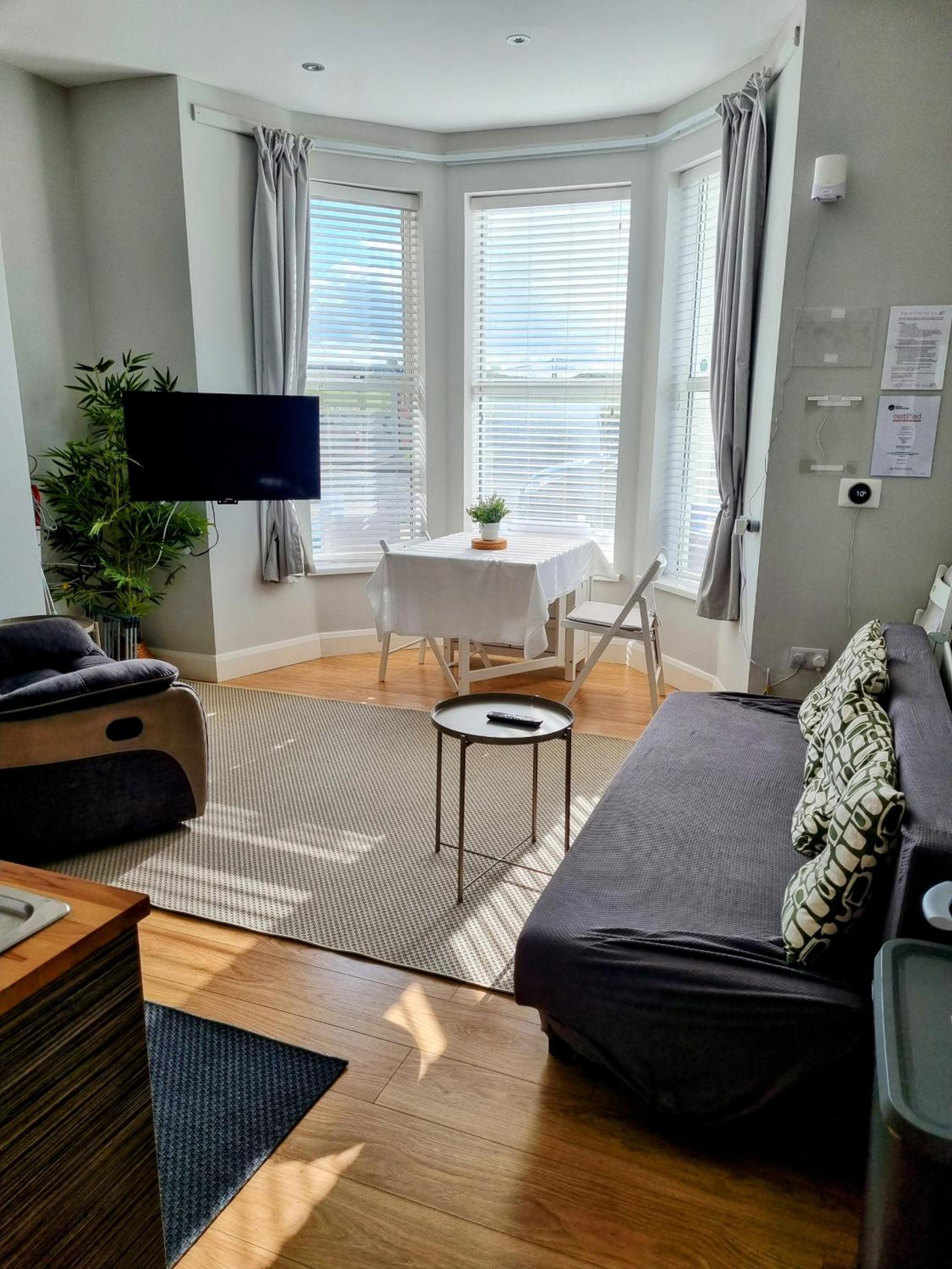 One-Bedroom Apartment - Sea Side
