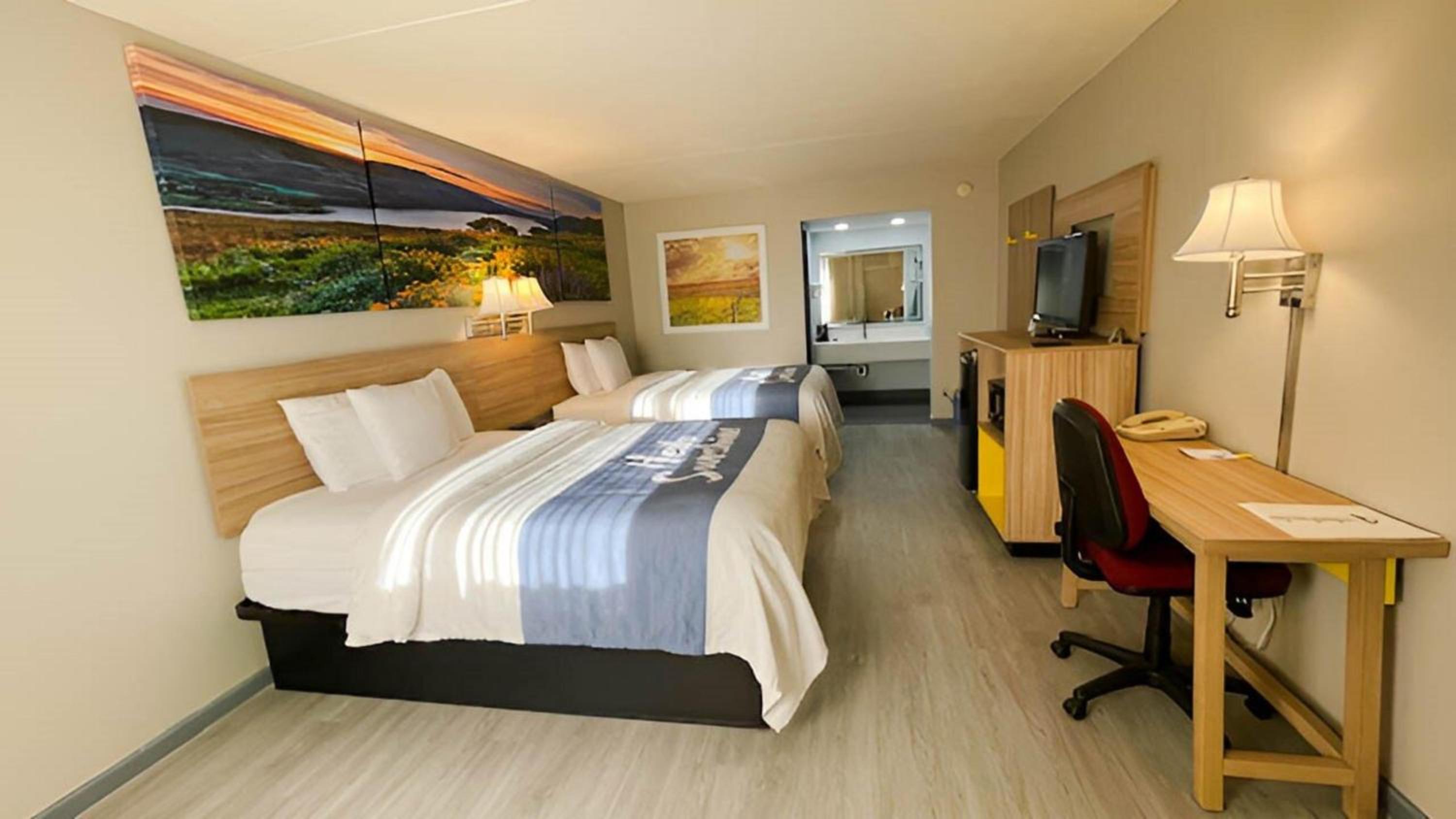 Queen Room with Two Queen Beds - Non-Smoking - Photo 4