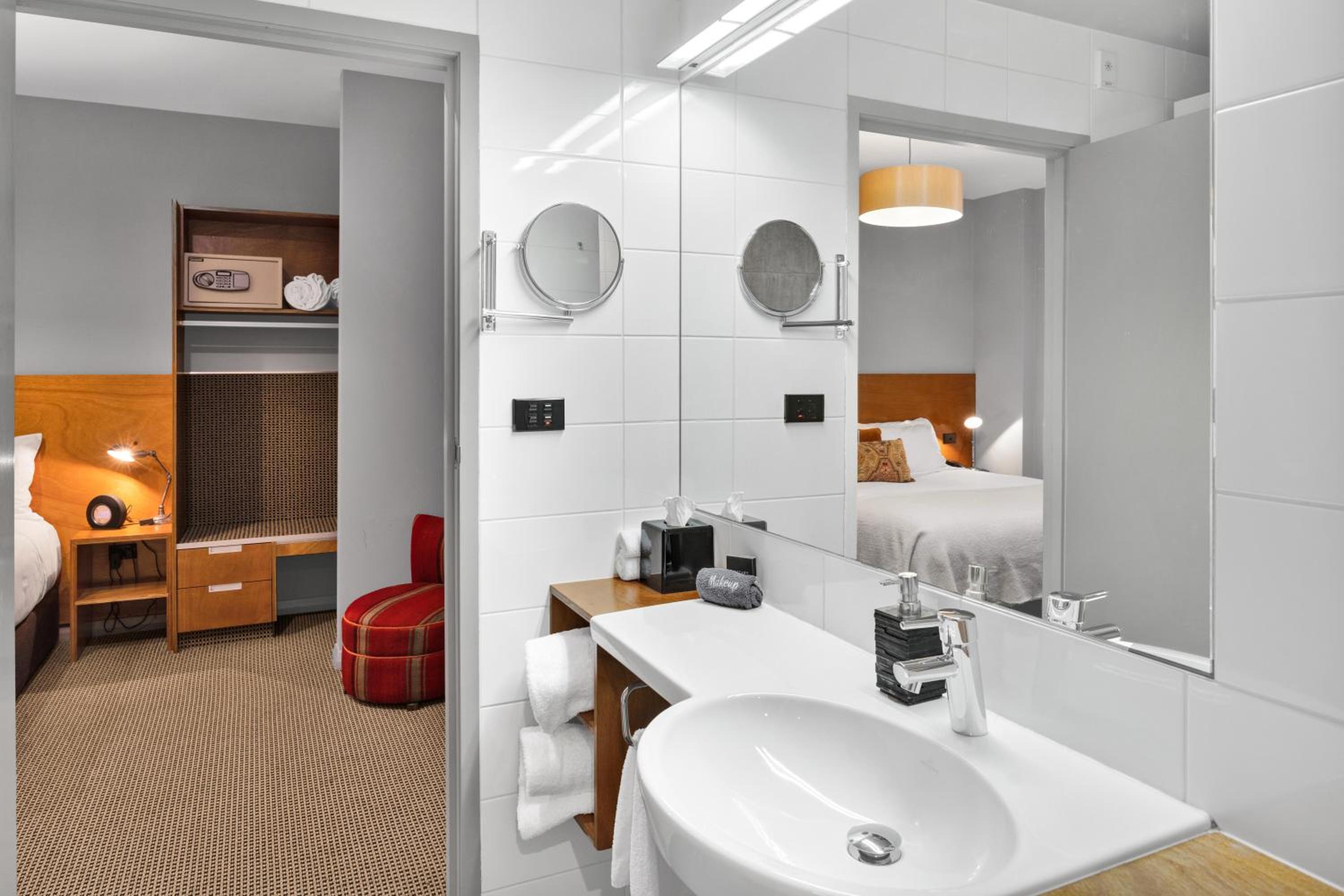 Luxury One-Bedroom Apartment (Queen Victoria Suite)