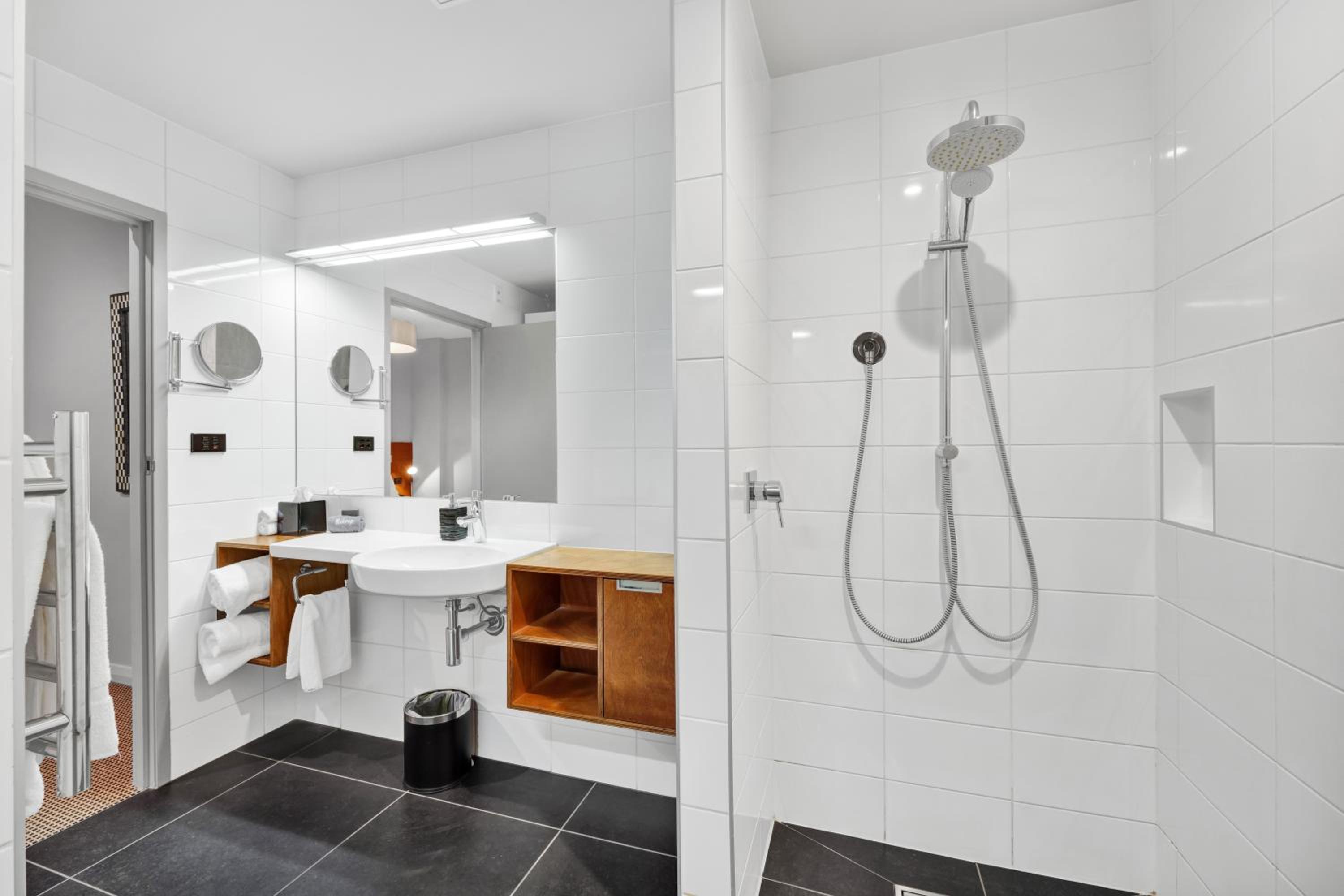 Luxury One-Bedroom Apartment (Queen Victoria Suite)