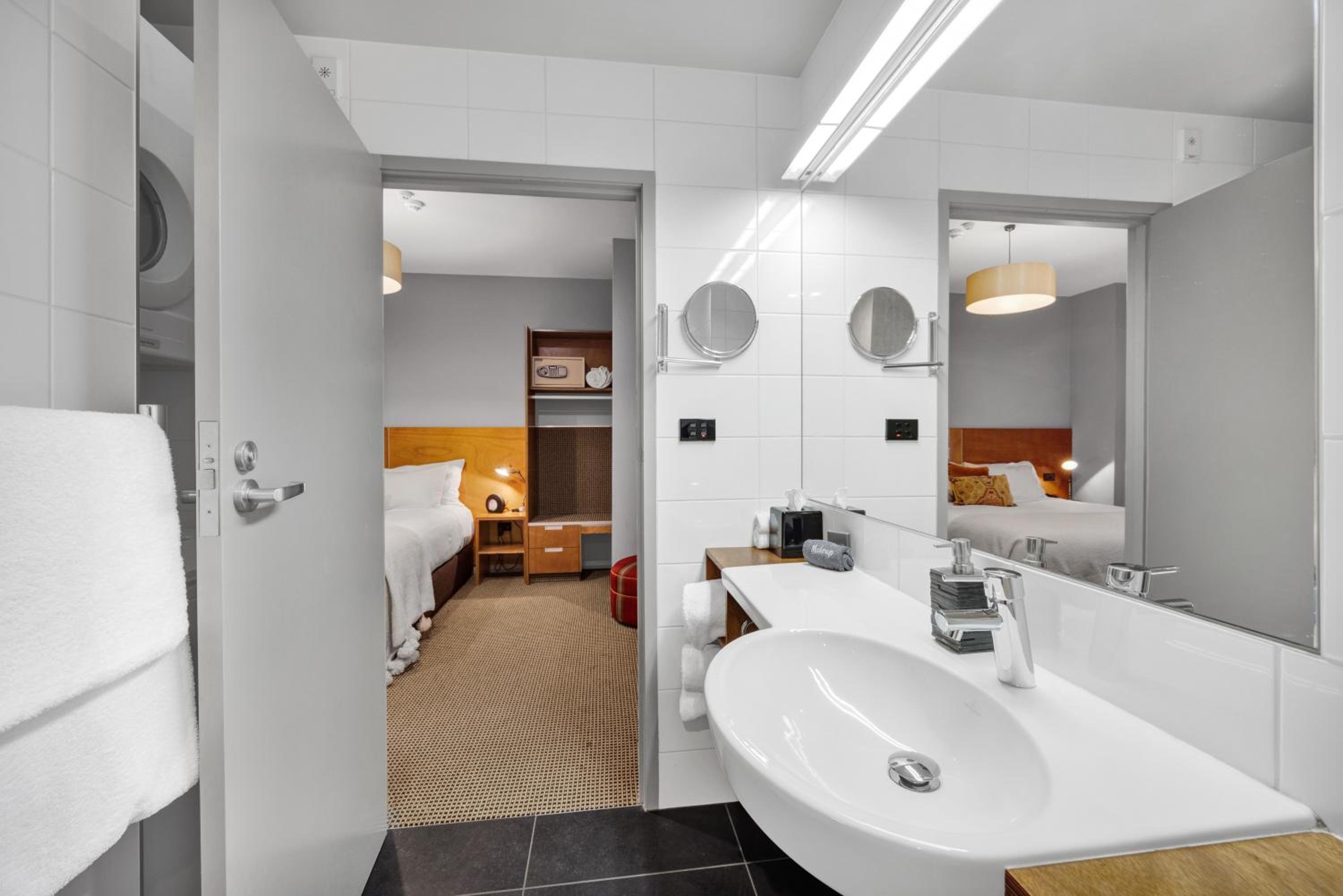 Luxury One-Bedroom Apartment (Queen Victoria Suite)