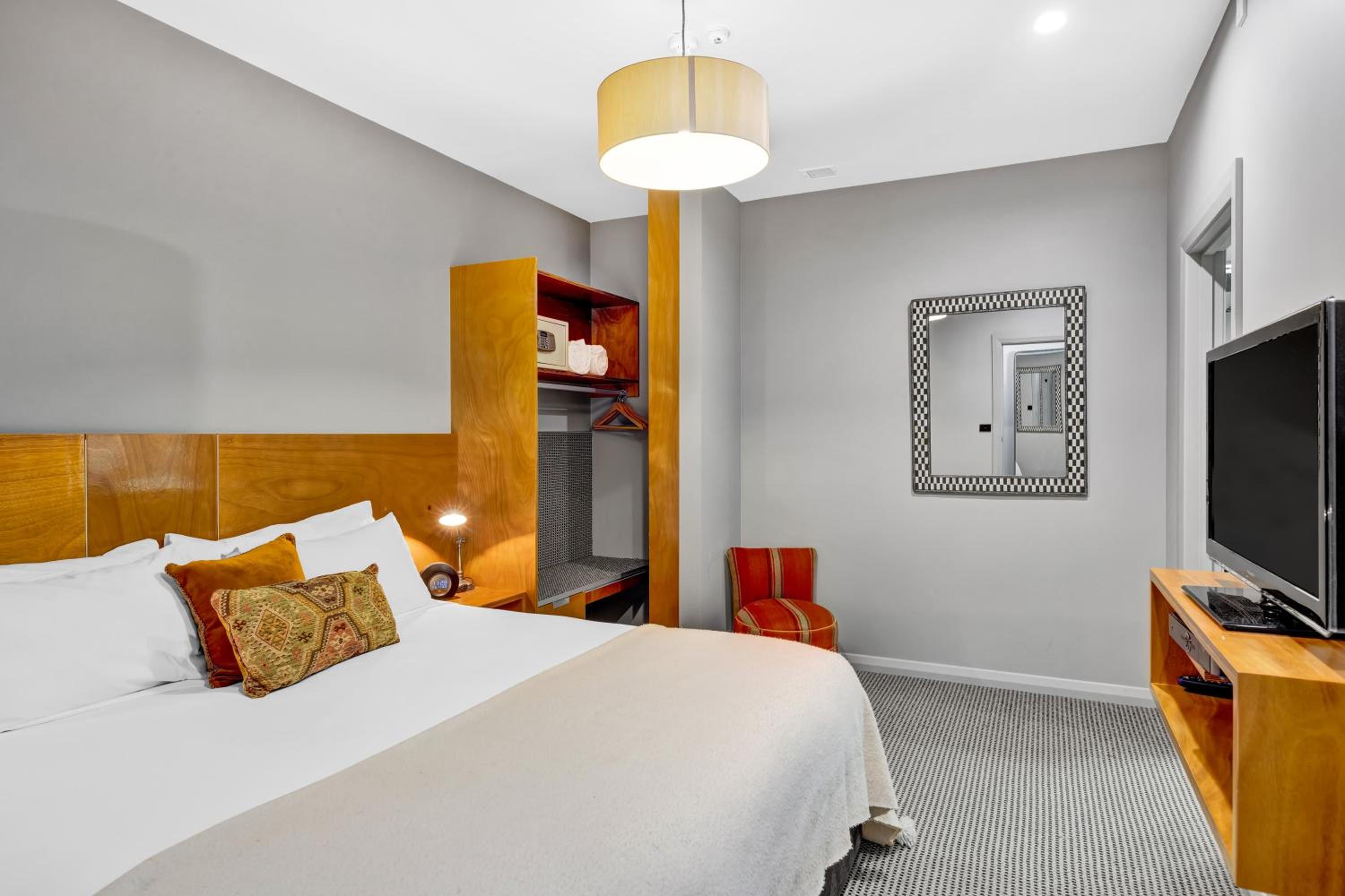 Luxury One-Bedroom Apartment (Queen Victoria Suite) thumbnail 5