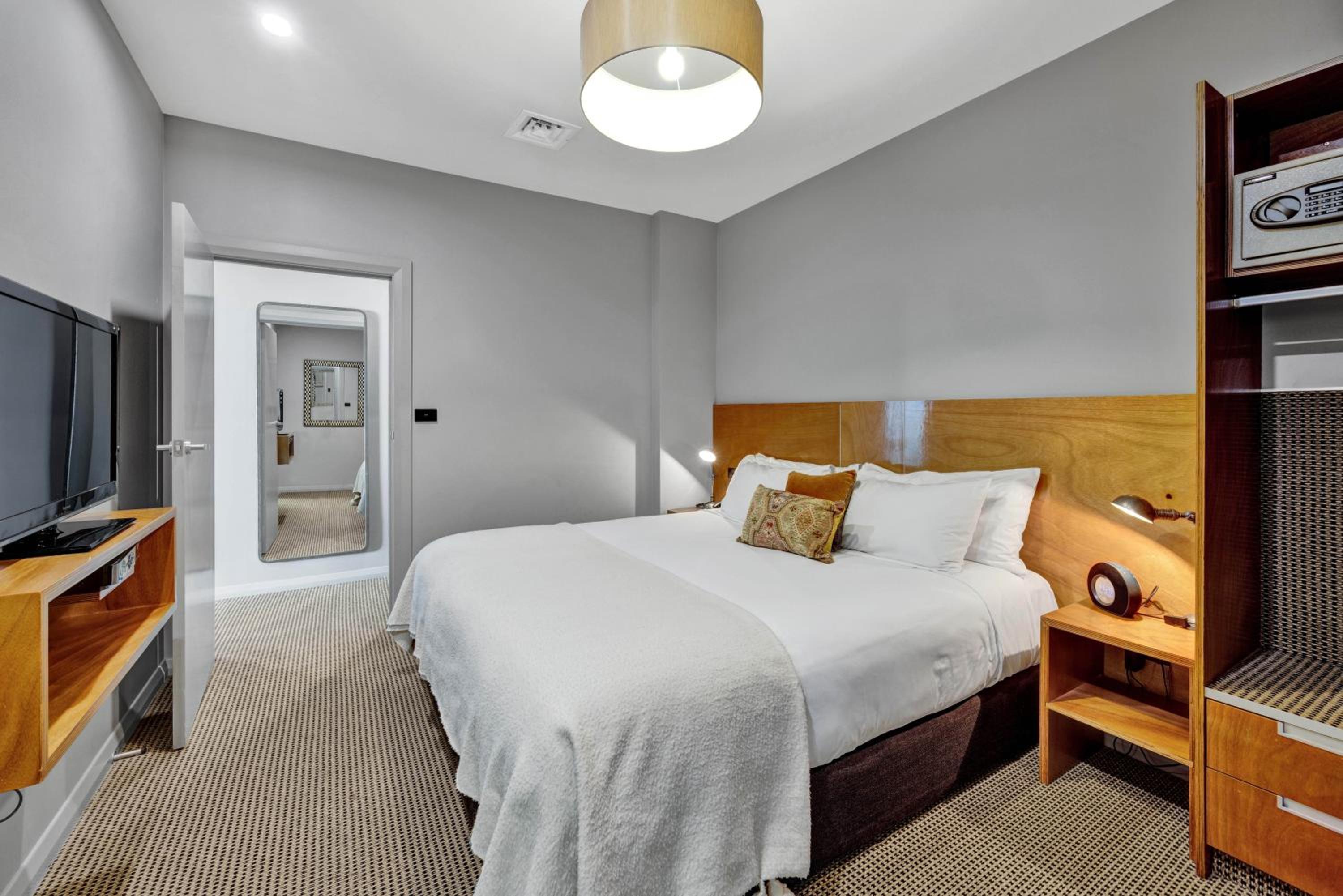 Luxury One-Bedroom Apartment (Queen Victoria Suite) thumbnail 6