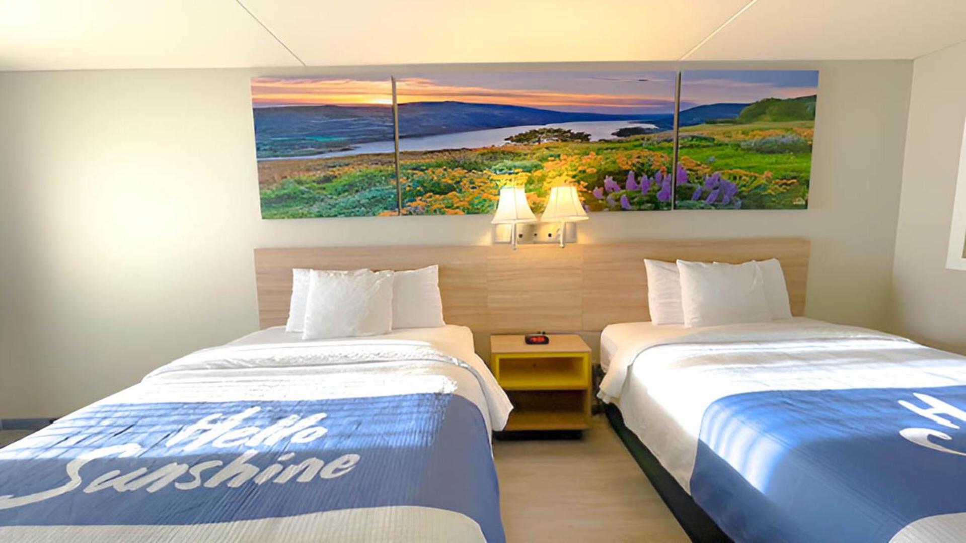 Queen Room with Two Queen Beds - Non-Smoking - Photo 5