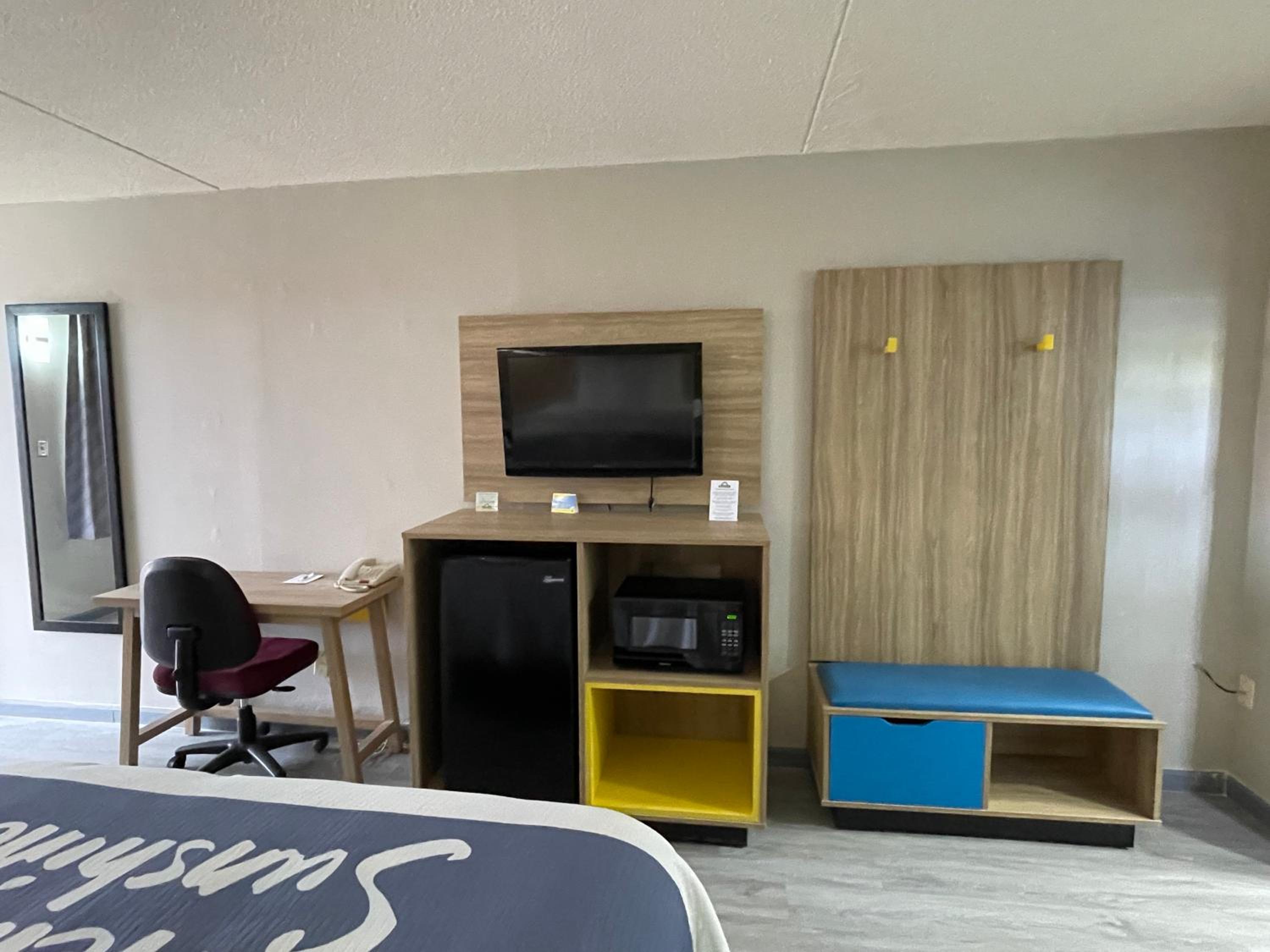 King Room - Non-Smoking - Photo 3