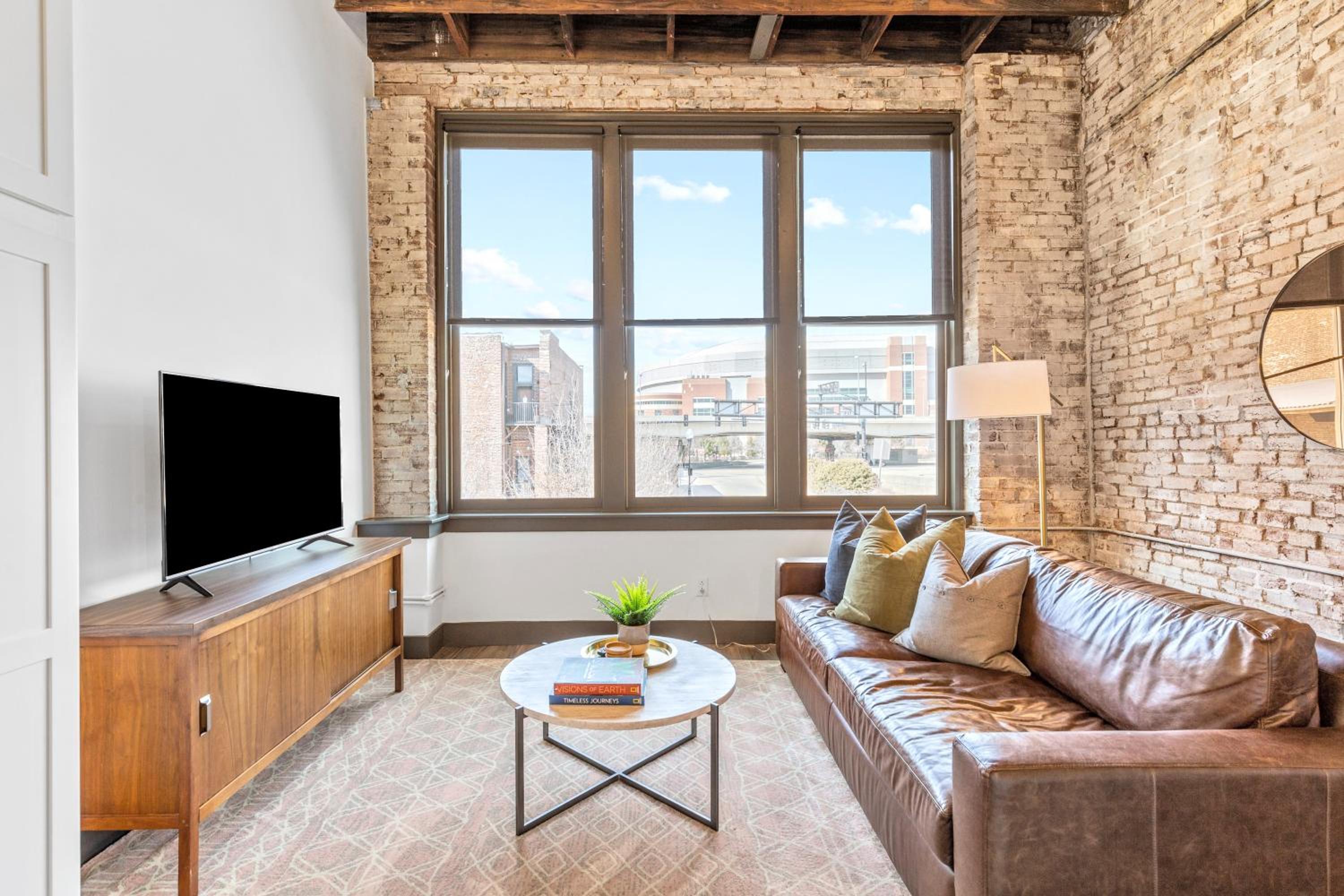 One-Bedroom Apartment with City View photo 1