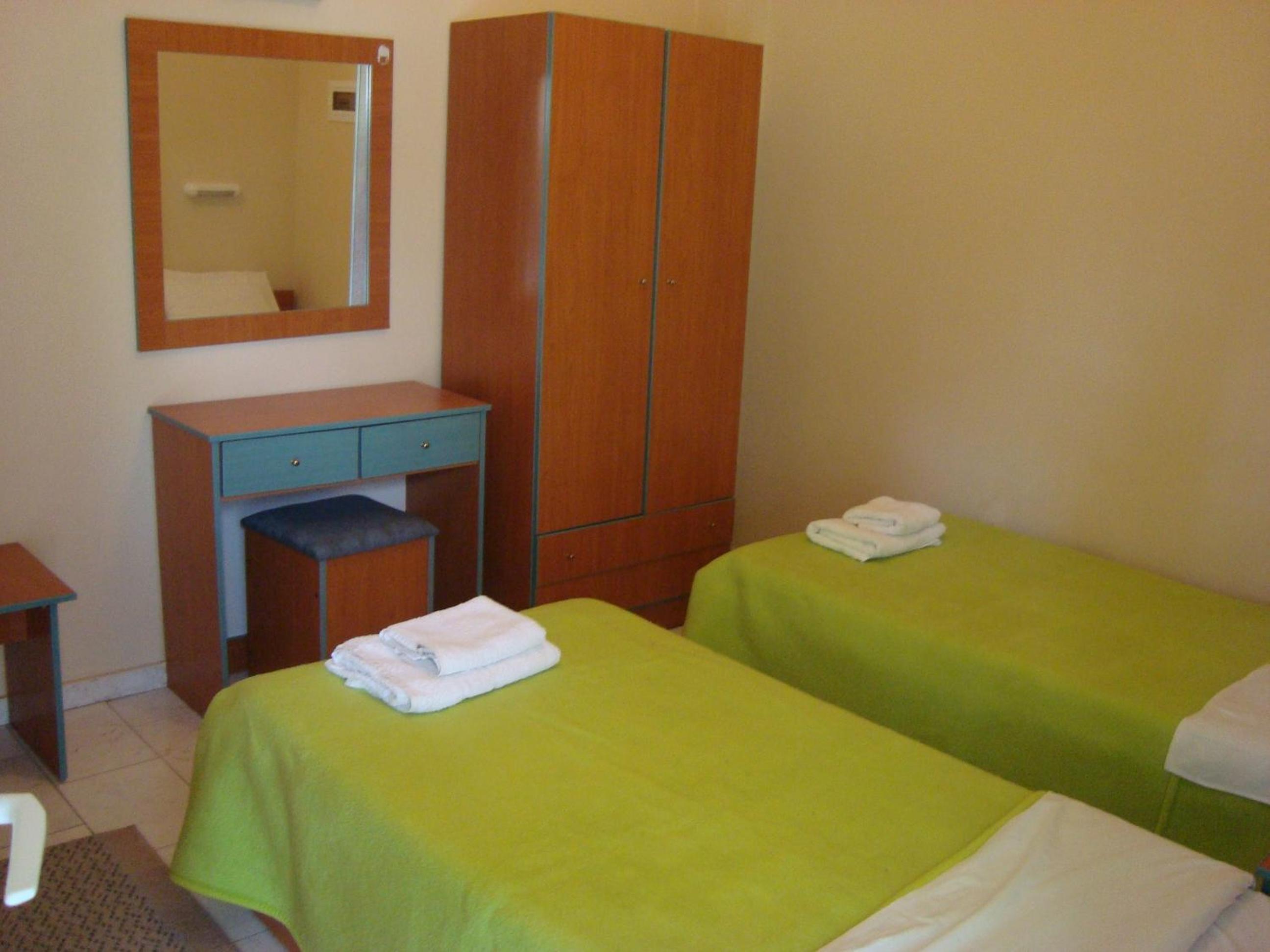 Twin Room - Photo 12