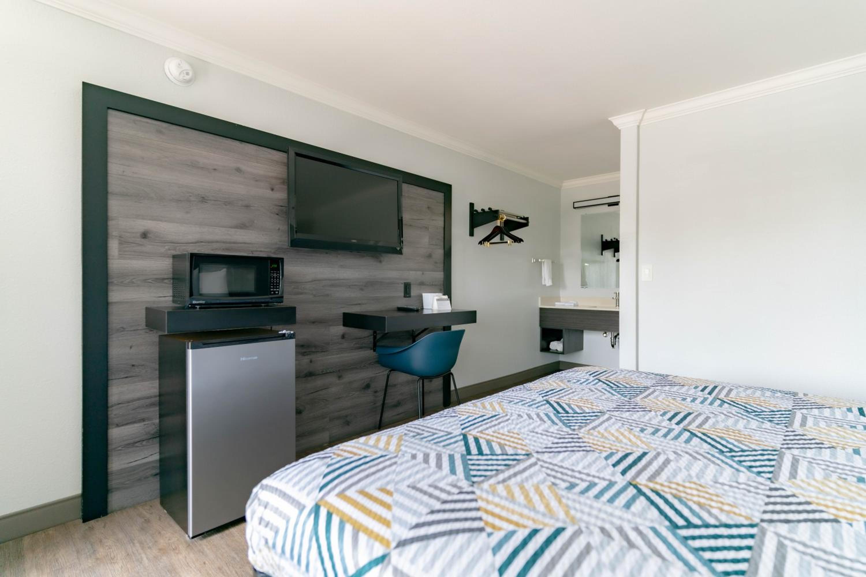 King Room - Non-Smoking - Photo 1