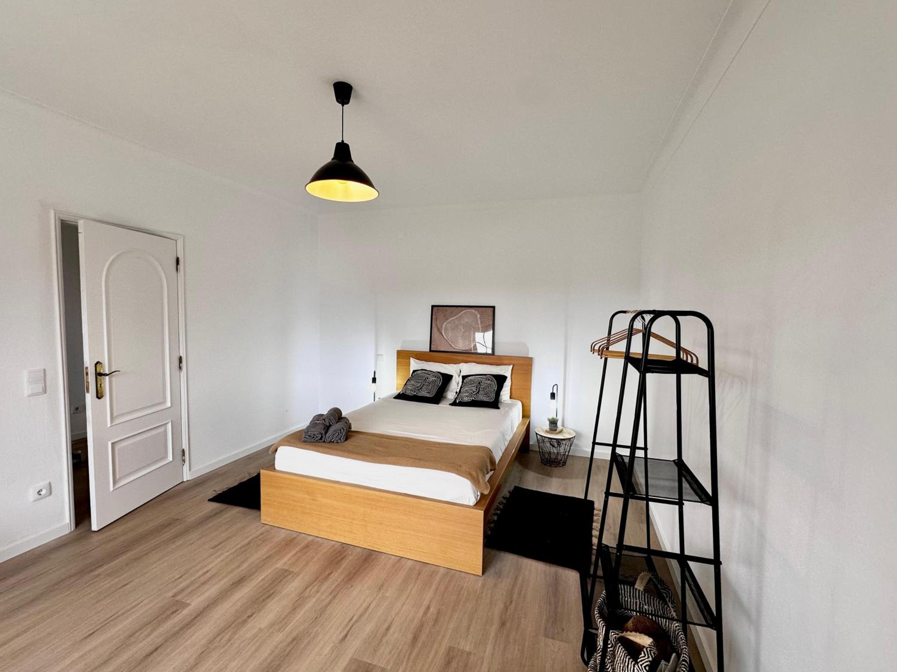 Five-Bedroom House photo 1