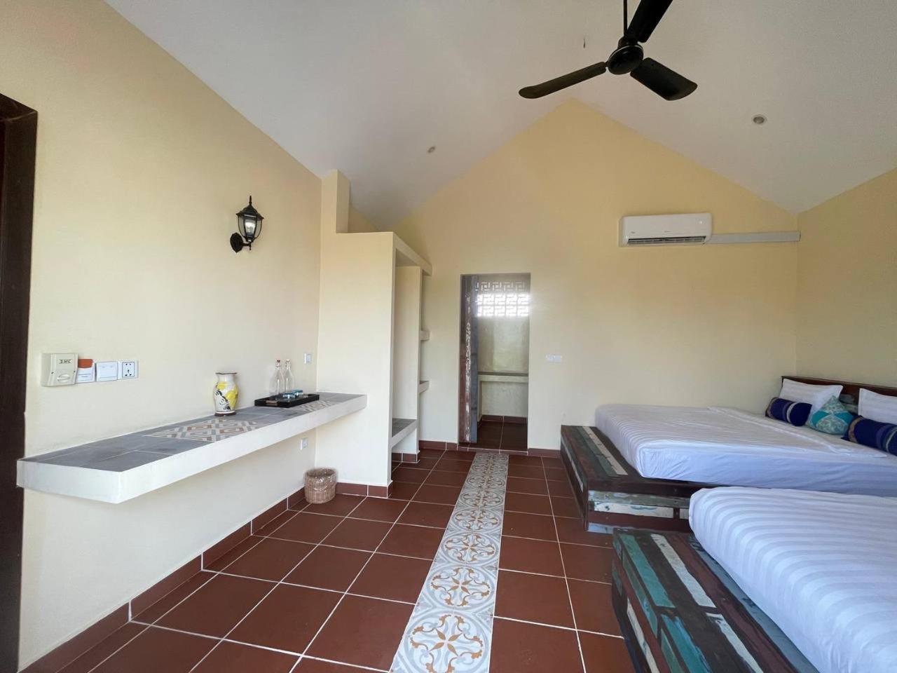 Family Room With Balcony - Photo 3