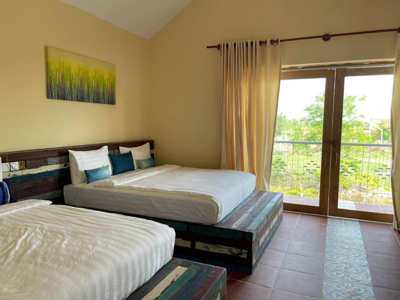 Family Room With Balcony - Photo 2