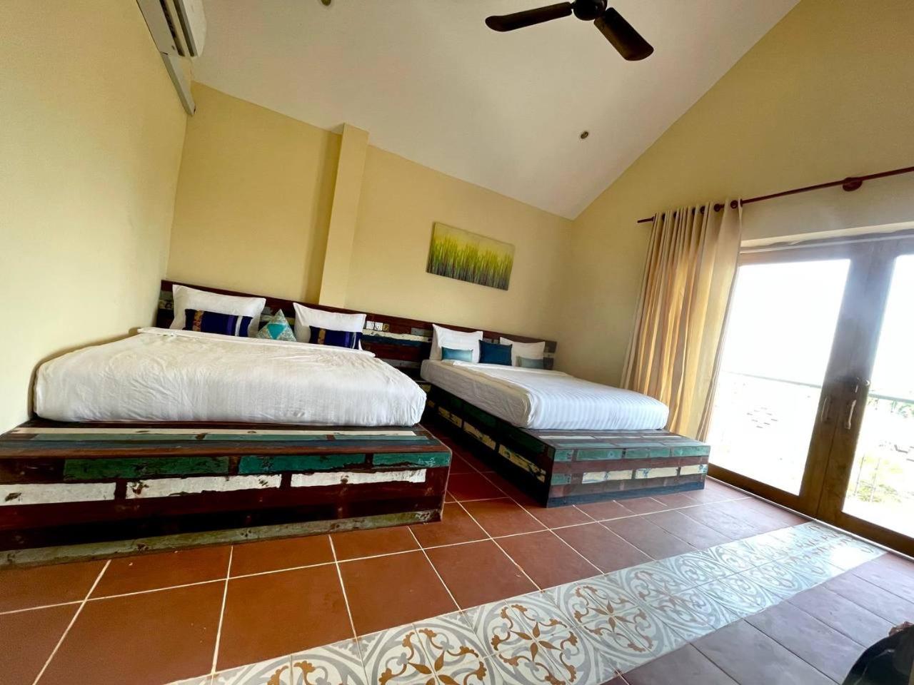 Family Room With Balcony - Photo 4