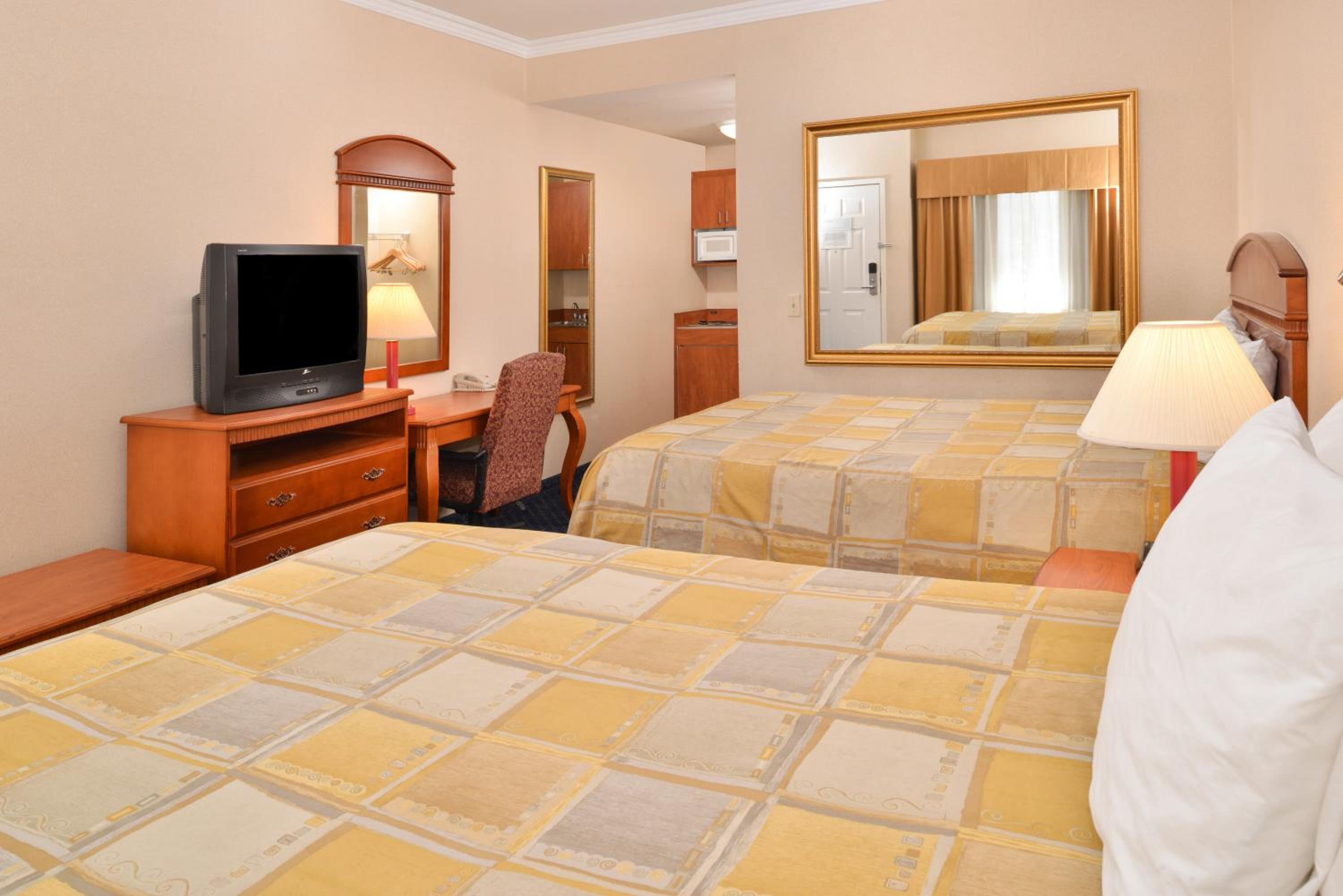 Queen Room with Two Queen Beds - Non-Smoking photo 2