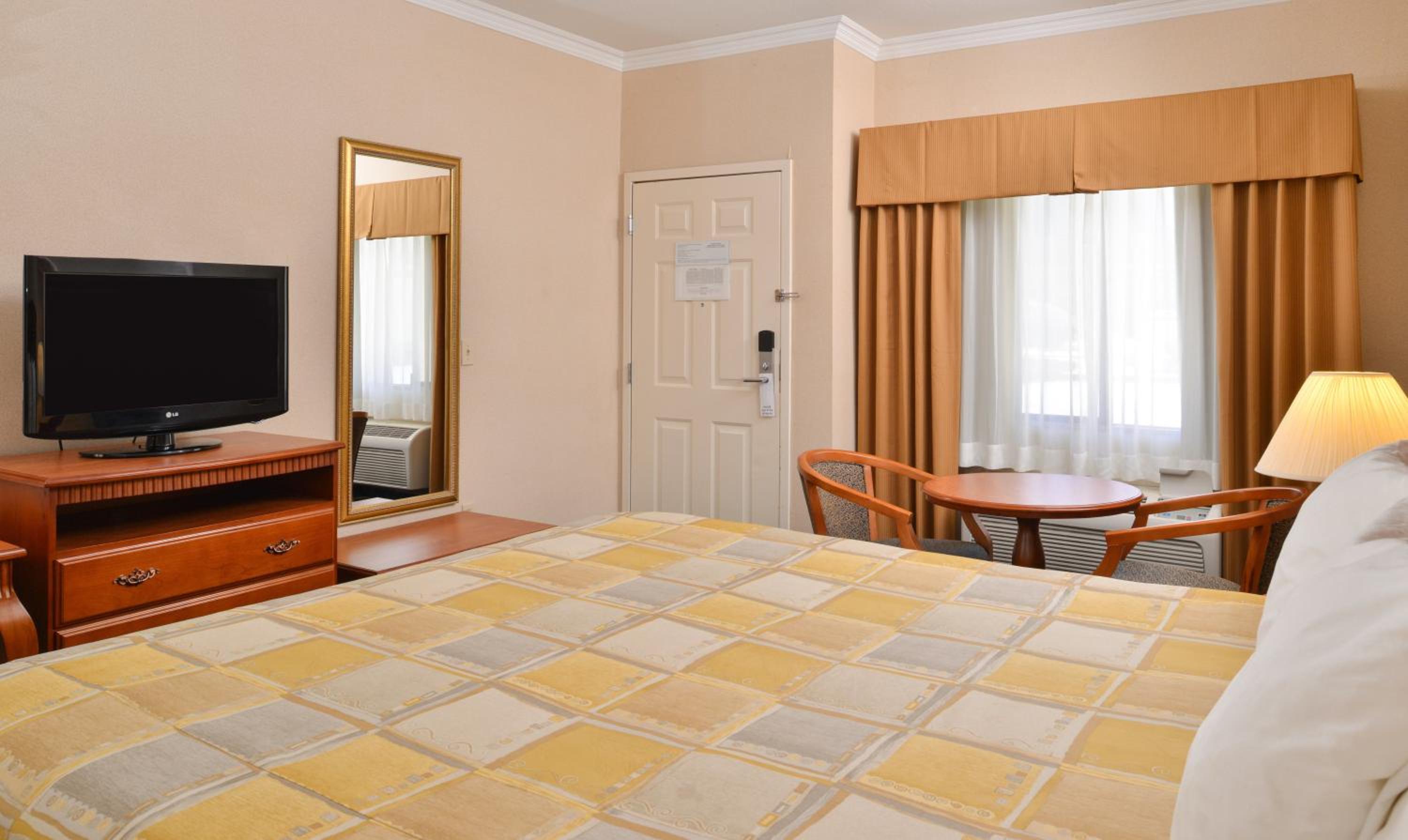 King Room - Non-Smoking photo 2