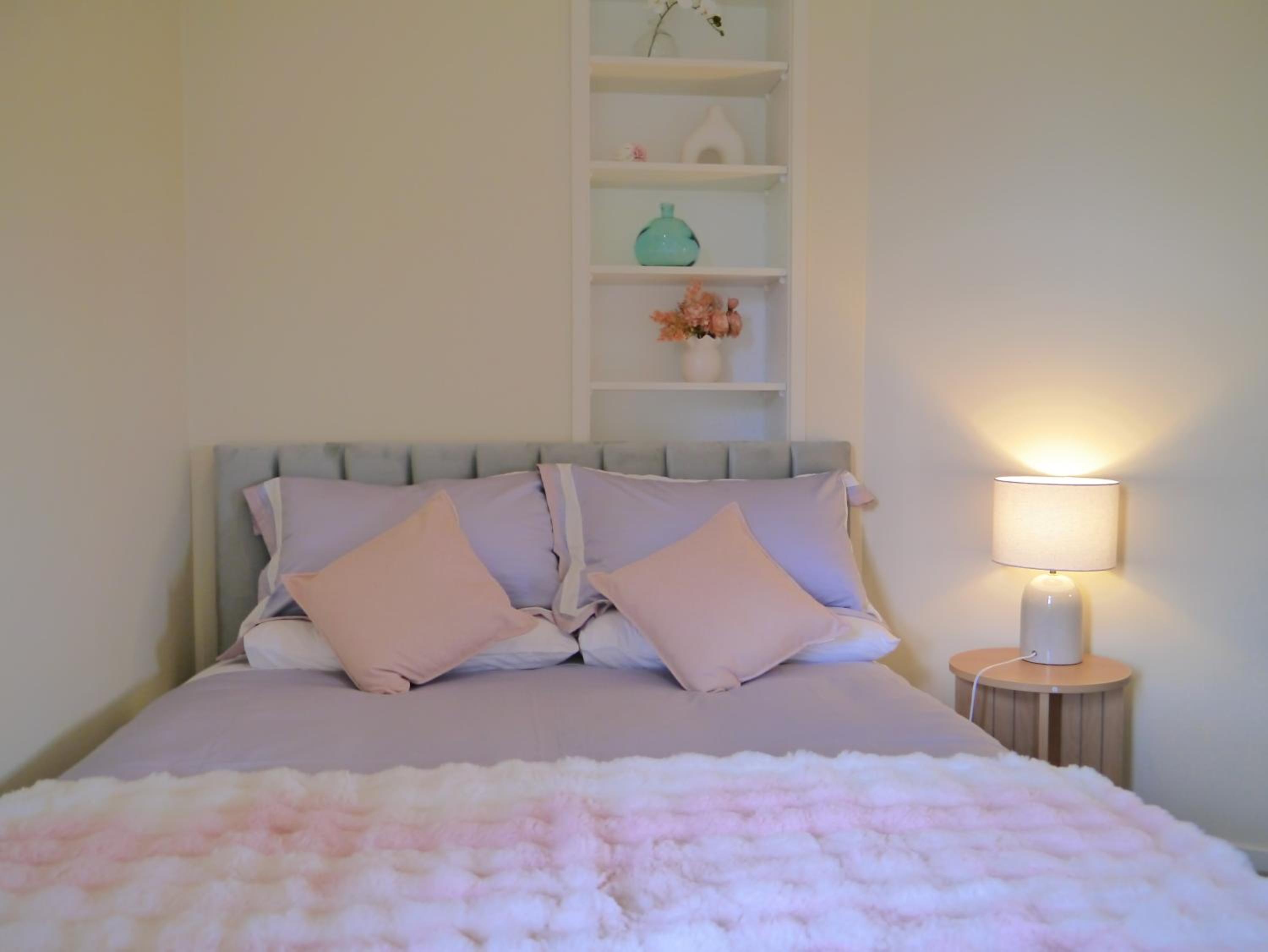 Room 5 - Queen Bed With Hill View photo 1