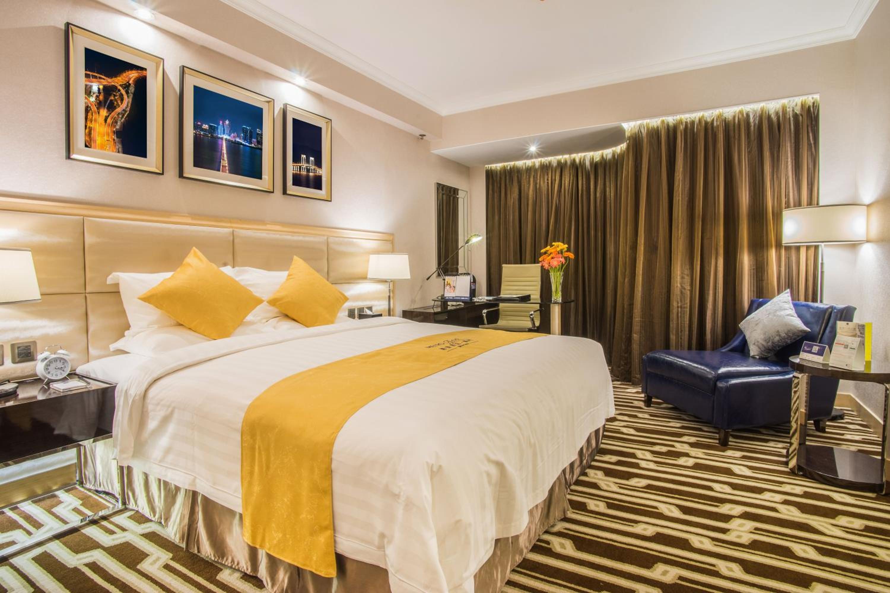 Deluxe Queen Room