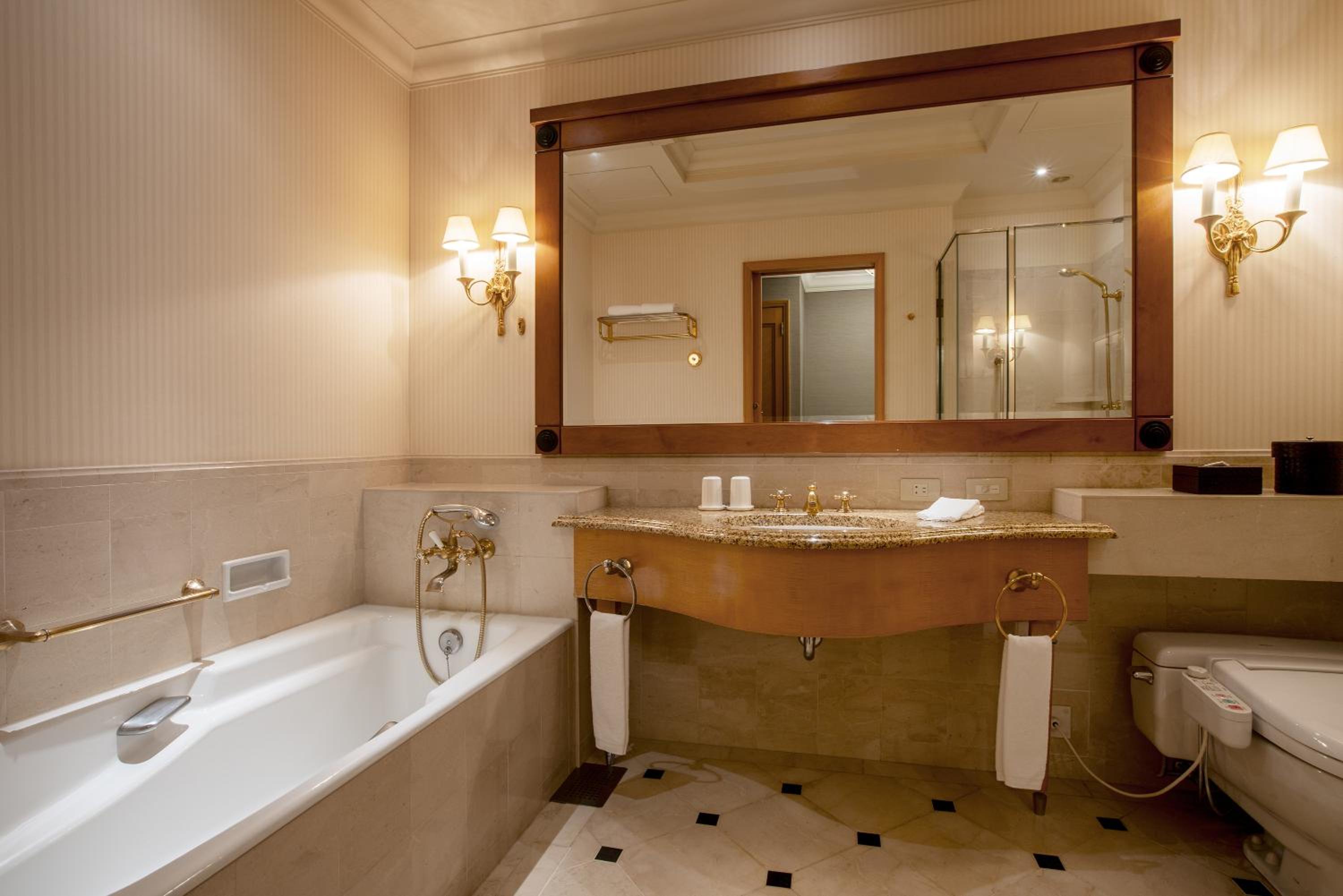Executive 27th and 28th Floor Deluxe Twin Room - Non-Smoking photo 3