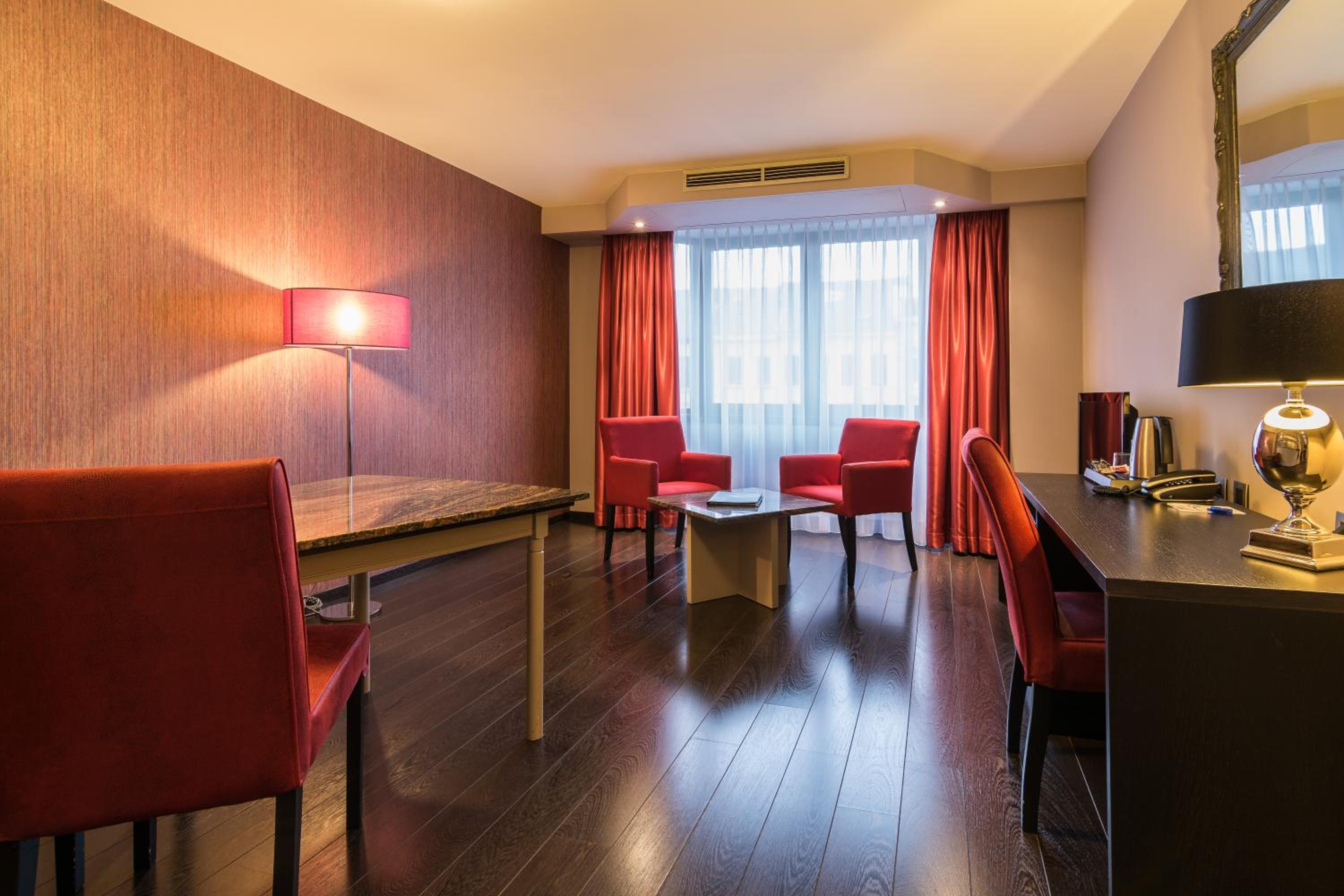 Deluxe Suite - Photo 2