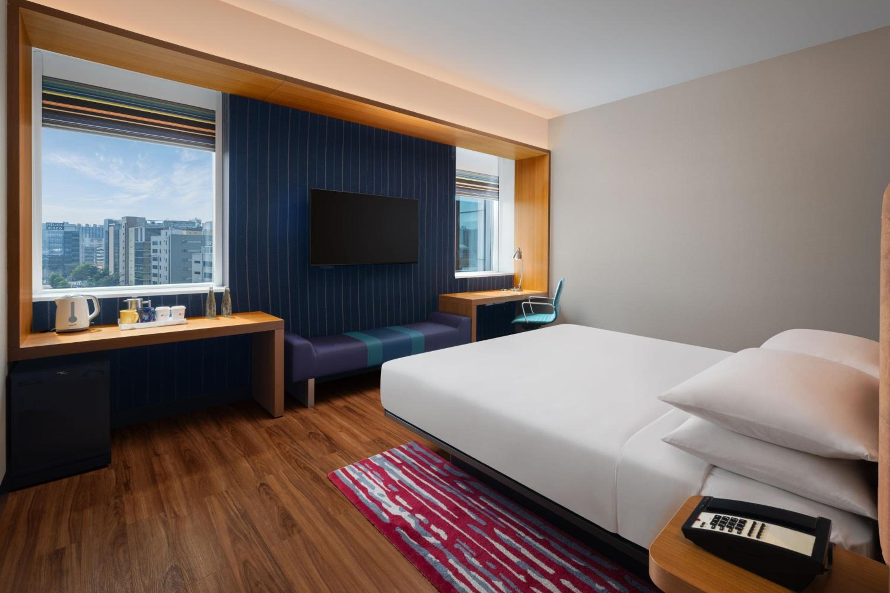 Club Room, 1 King, City view, High floor