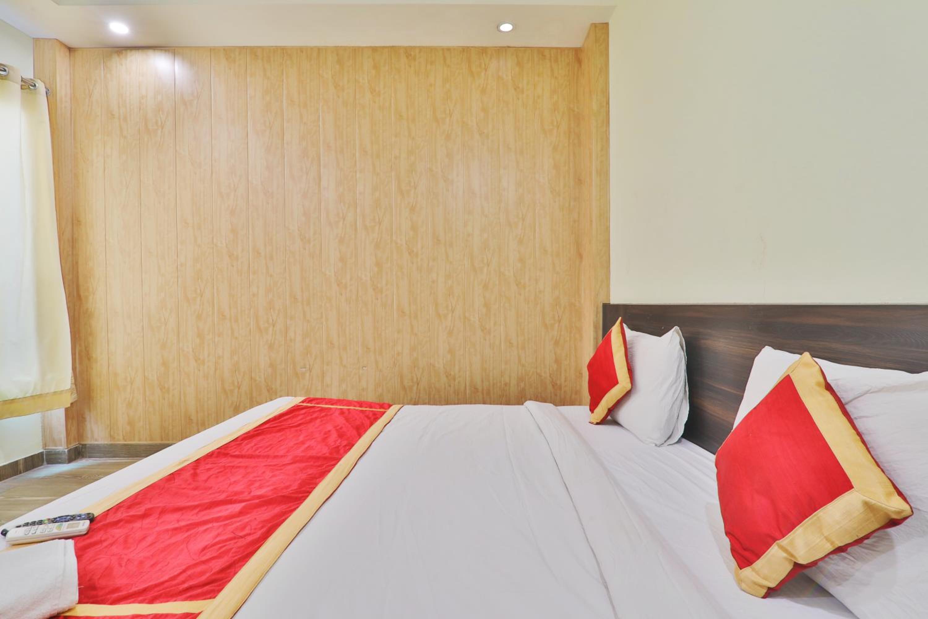 Deluxe Room - Photo 5