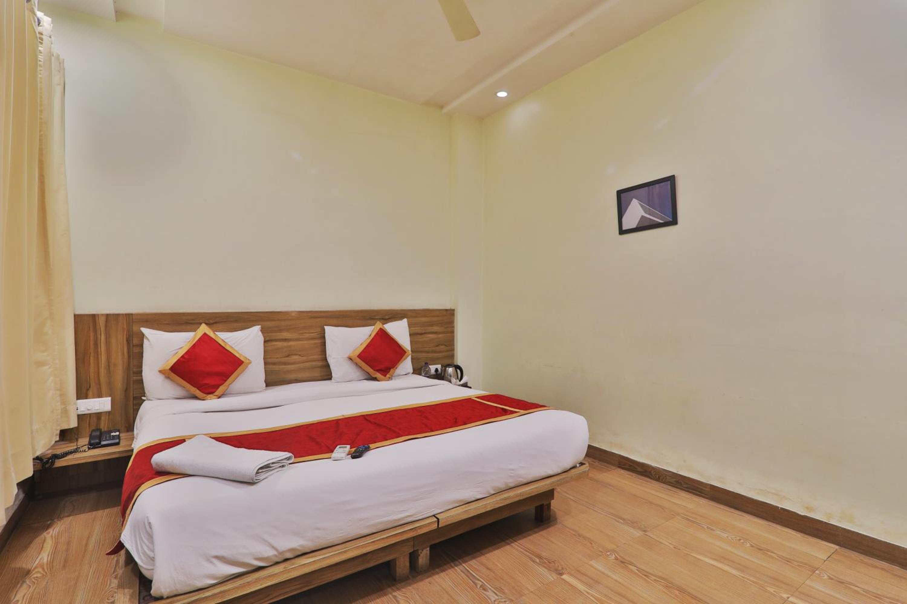 Deluxe Room - Photo 6