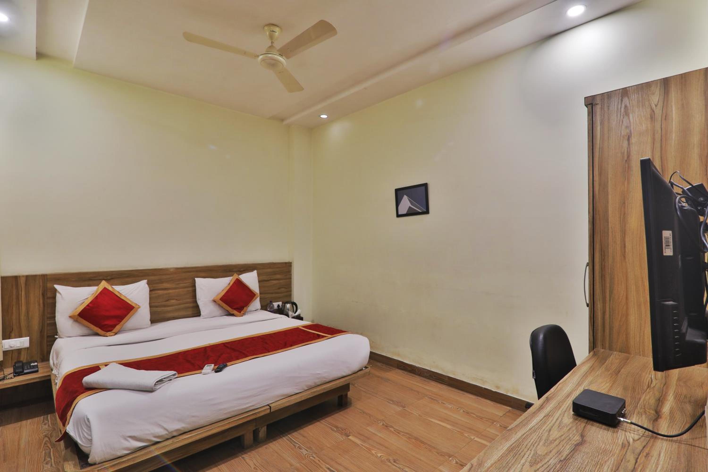 Deluxe Room - Photo 9