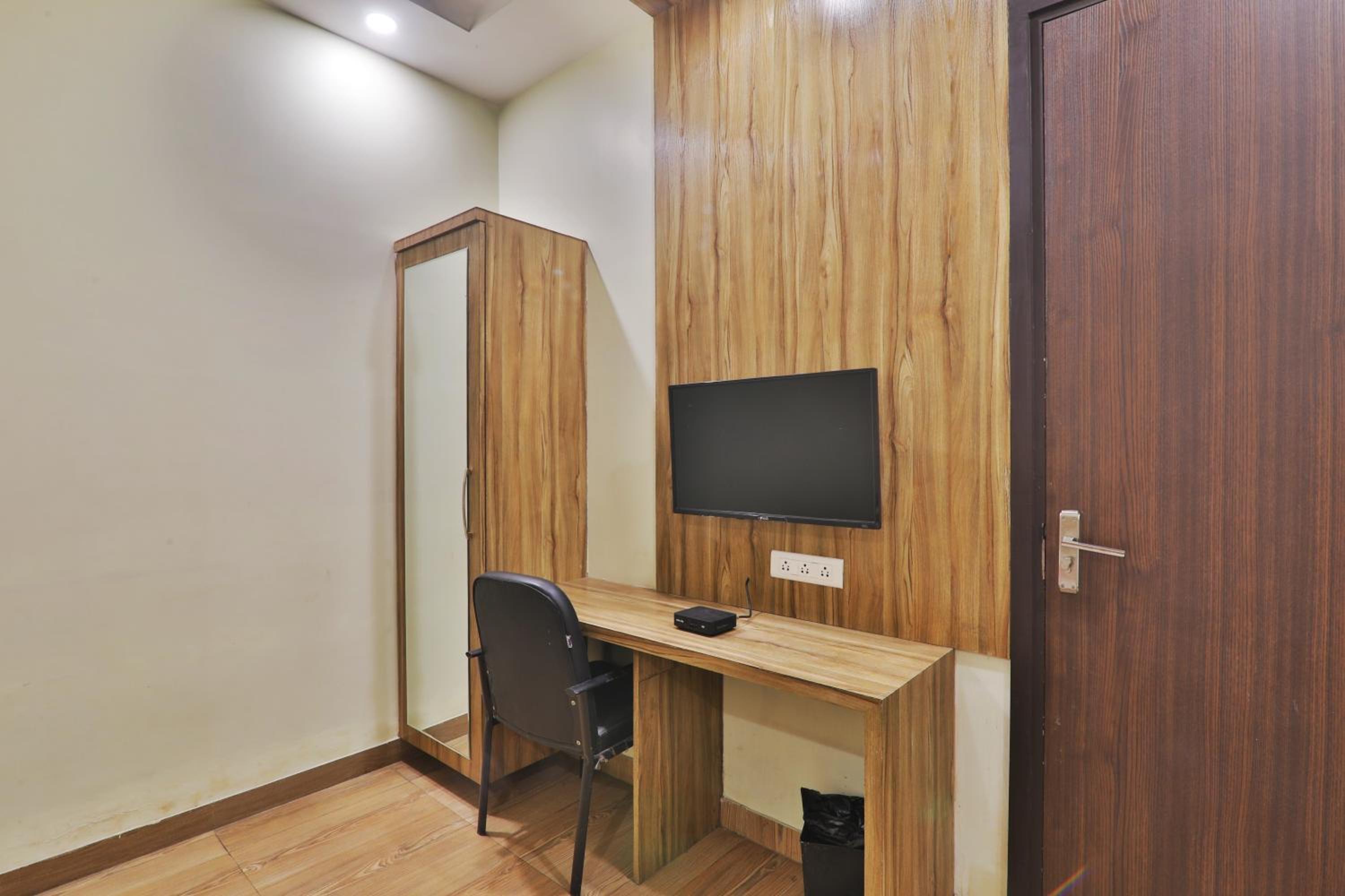 Deluxe Room - Photo 10